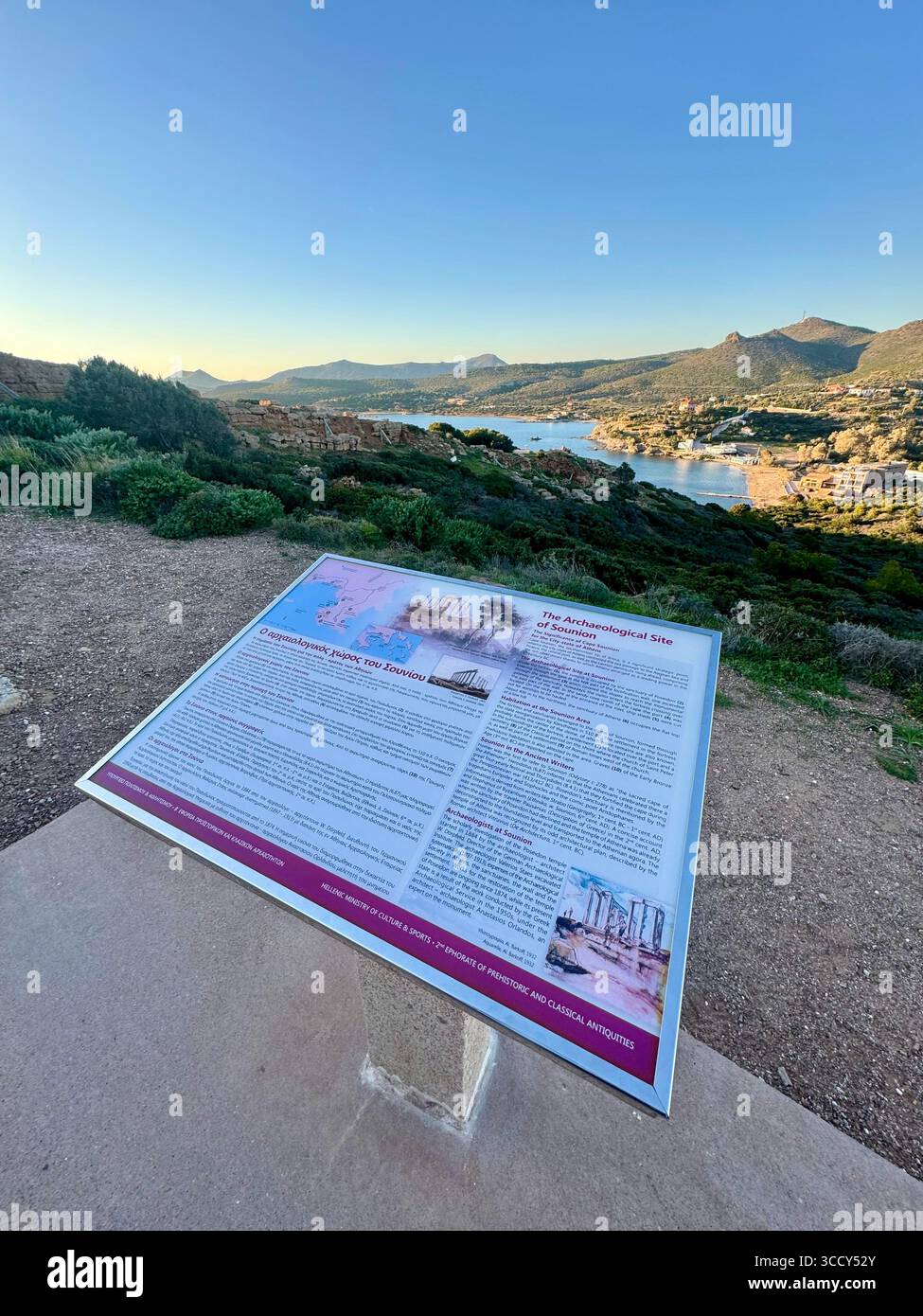 Panoramablick von der archäologischen Stätte Kap Sounion mit dem Tempel des Poseidon im Hintergrund und informativen Schildern für Besucher. Stockfoto