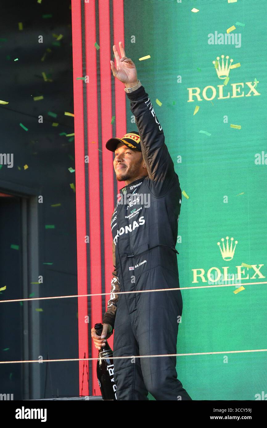 2. April 2023: Der britische Fahrer LEWIS HAMILTON feiert seinen Podestplatz nach dem Formel-1-Grand Prix von Australien 2023 auf dem Albert Park Circuit in Melbourne am 2. April 2023 in Melbourne (Foto: © Christopher Khoury/Australian Press Agency via ZUMA Wire) Stockfoto