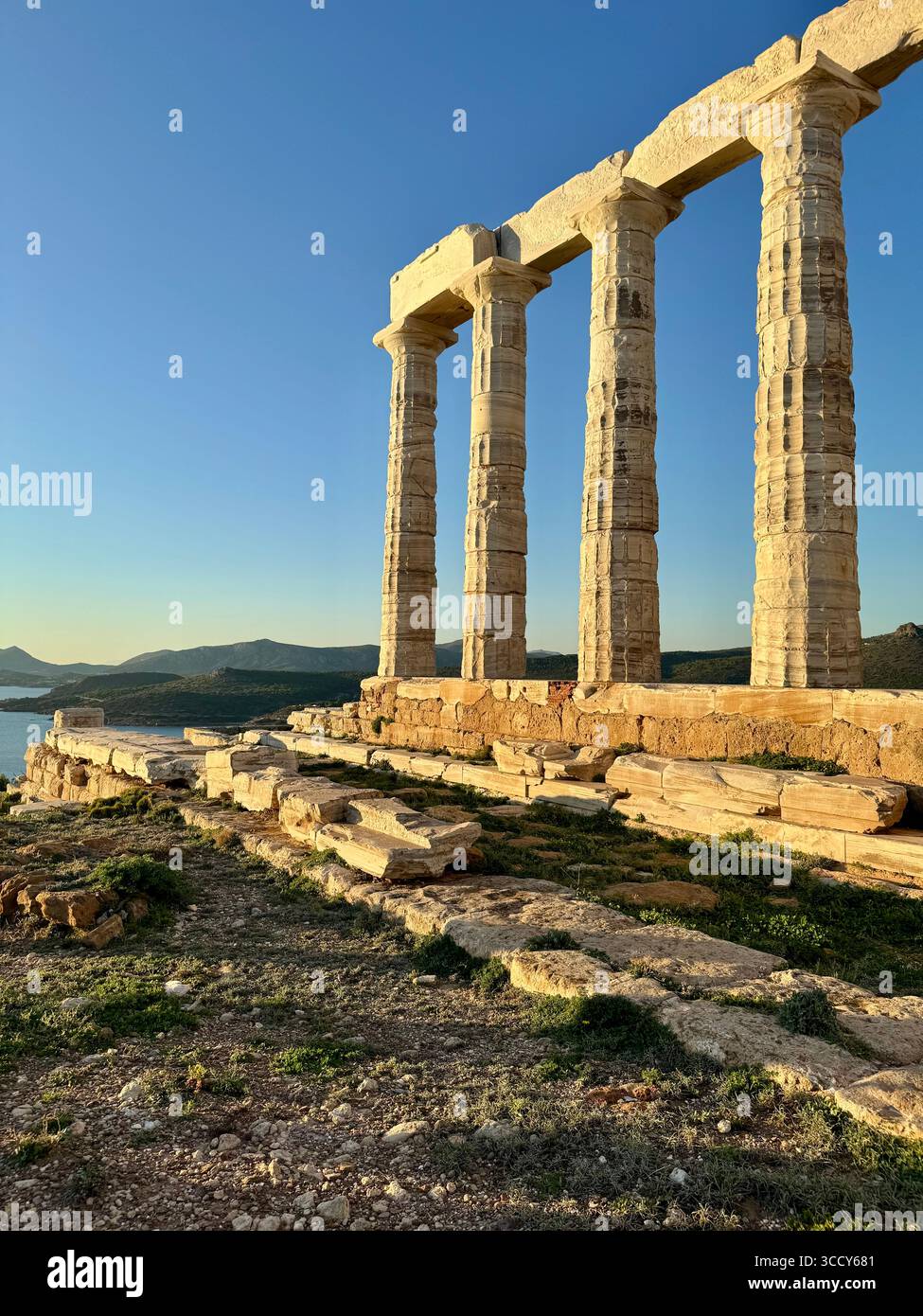 Der antike Tempel des Poseidon am Kap Sounion, Griechenland, mit Blick auf die Ägäis. Stockfoto