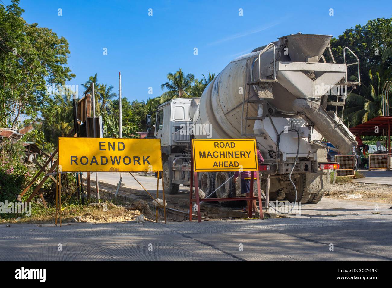 Bau einer Betonautobahn, eines Betonmischers zum Gießen von Beton Stockfoto