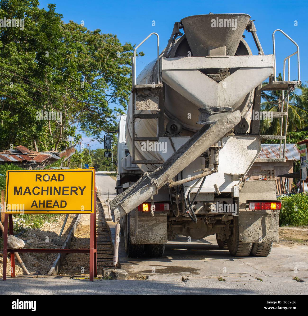 Bau einer Betonautobahn, eines Betonmischers zum Gießen von Beton Stockfoto