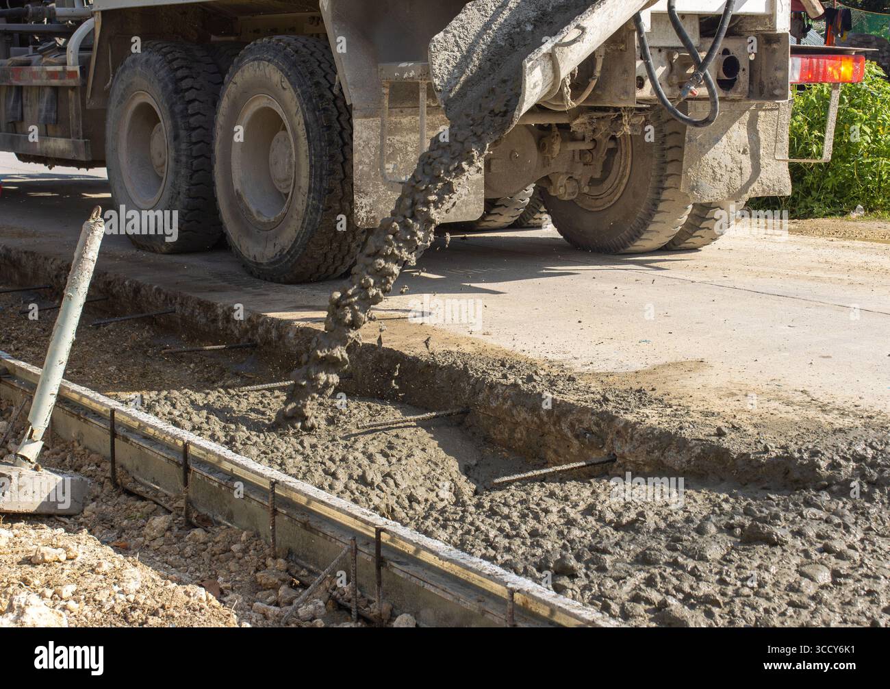 Bau einer Betonautobahn, eines Betonmischers zum Gießen von Beton Stockfoto