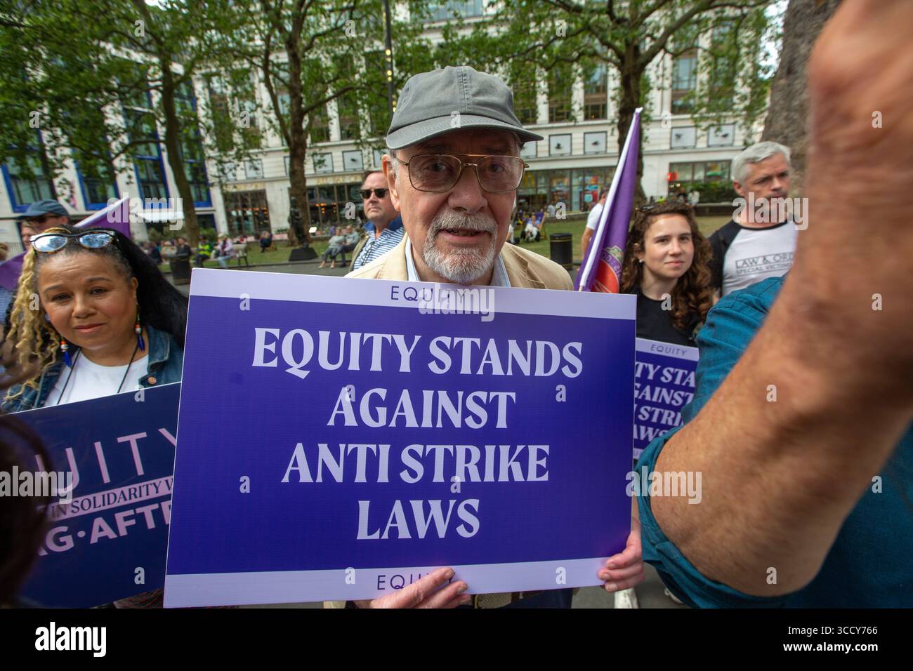20. Juli 2023, London, England, Vereinigtes Königreich: Mitglieder der British Actors union Equity veranstalten einen Protest auf dem Leicester Square in Solidarität mit markanten Hollywood-Mitgliedern der Screen Actors Guild – American Federation of Television and Radio Artists (Foto: © Tayfun Salci/ZUMA Press Wire) Stockfoto 20. Juli 2023, London, England, Vereinigtes Königreich: Mitglieder der British Actors union Equity veranstalten einen Protest auf dem Leicester Square in Solidarität mit markanten Hollywood-Mitgliedern der Screen Actors Guild – American Federation of Television and Radio Artists (Foto: © Tayfun Salci/ZUMA Press Wire) Stockfoto