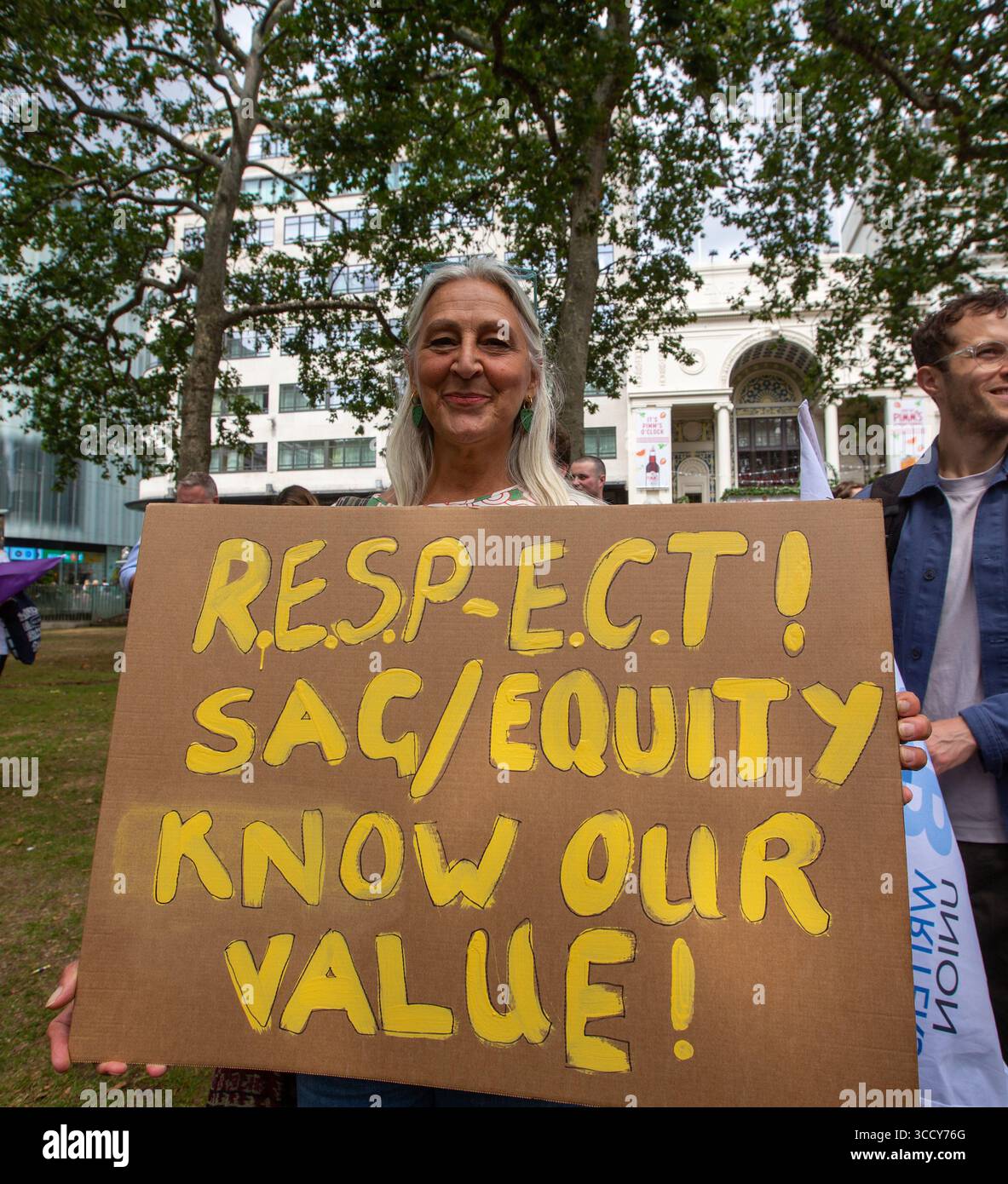 20. Juli 2023, London, England, Vereinigtes Königreich: Mitglieder der British Actors union Equity veranstalten einen Protest auf dem Leicester Square in Solidarität mit markanten Hollywood-Mitgliedern der Screen Actors Guild – American Federation of Television and Radio Artists (Foto: © Tayfun Salci/ZUMA Press Wire) Stockfoto 20. Juli 2023, London, England, Vereinigtes Königreich: Mitglieder der British Actors union Equity veranstalten einen Protest auf dem Leicester Square in Solidarität mit markanten Hollywood-Mitgliedern der Screen Actors Guild – American Federation of Television and Radio Artists (Foto: © Tayfun Salci/ZUMA Press Wire) Stockfoto