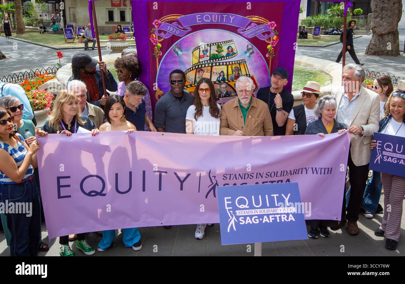 20. Juli 2023, London, England, Vereinigtes Königreich: Mitglieder der British Actors union Equity veranstalten einen Protest auf dem Leicester Square in Solidarität mit markanten Hollywood-Mitgliedern der Screen Actors Guild – American Federation of Television and Radio Artists (Foto: © Tayfun Salci/ZUMA Press Wire) Stockfoto 20. Juli 2023, London, England, Vereinigtes Königreich: Mitglieder der British Actors union Equity veranstalten einen Protest auf dem Leicester Square in Solidarität mit markanten Hollywood-Mitgliedern der Screen Actors Guild – American Federation of Television and Radio Artists (Foto: © Tayfun Salci/ZUMA Press Wire) Stockfoto