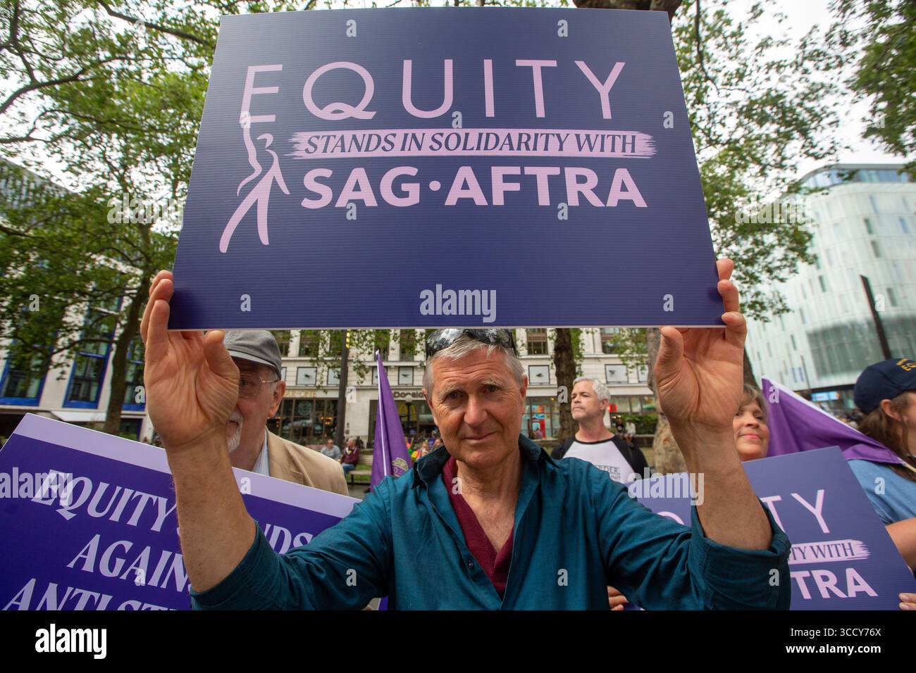 20. Juli 2023, London, England, Vereinigtes Königreich: Mitglieder der British Actors union Equity veranstalten einen Protest auf dem Leicester Square in Solidarität mit markanten Hollywood-Mitgliedern der Screen Actors Guild – American Federation of Television and Radio Artists (Foto: © Tayfun Salci/ZUMA Press Wire) Stockfoto 20. Juli 2023, London, England, Vereinigtes Königreich: Mitglieder der British Actors union Equity veranstalten einen Protest auf dem Leicester Square in Solidarität mit markanten Hollywood-Mitgliedern der Screen Actors Guild – American Federation of Television and Radio Artists (Foto: © Tayfun Salci/ZUMA Press Wire) Stockfoto