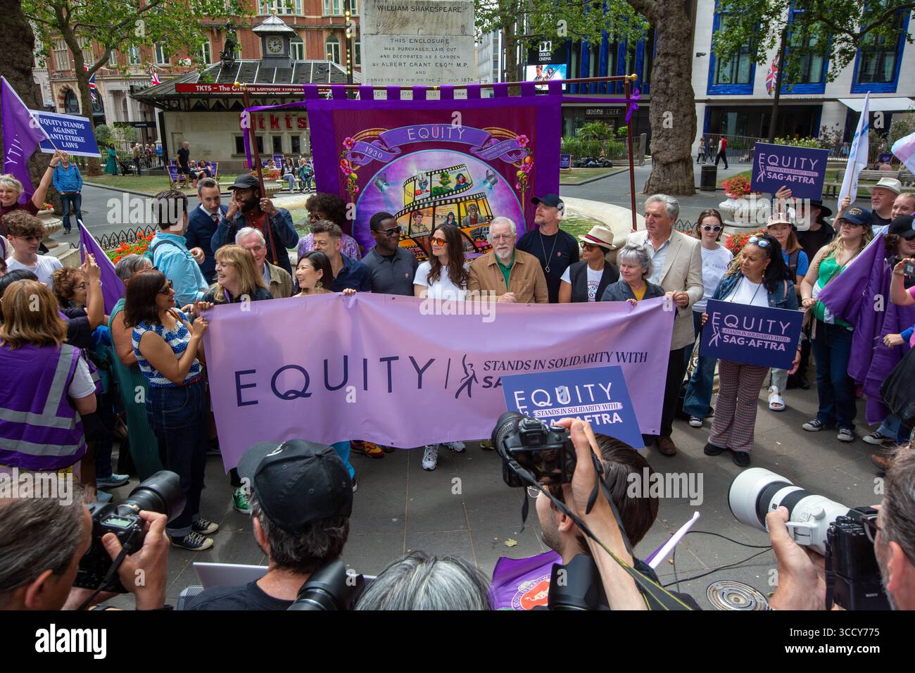 20. Juli 2023, London, England, Vereinigtes Königreich: Mitglieder der British Actors union Equity veranstalten einen Protest auf dem Leicester Square in Solidarität mit markanten Hollywood-Mitgliedern der Screen Actors Guild – American Federation of Television and Radio Artists (Foto: © Tayfun Salci/ZUMA Press Wire) Stockfoto 20. Juli 2023, London, England, Vereinigtes Königreich: Mitglieder der British Actors union Equity veranstalten einen Protest auf dem Leicester Square in Solidarität mit markanten Hollywood-Mitgliedern der Screen Actors Guild – American Federation of Television and Radio Artists (Foto: © Tayfun Salci/ZUMA Press Wire) Stockfoto