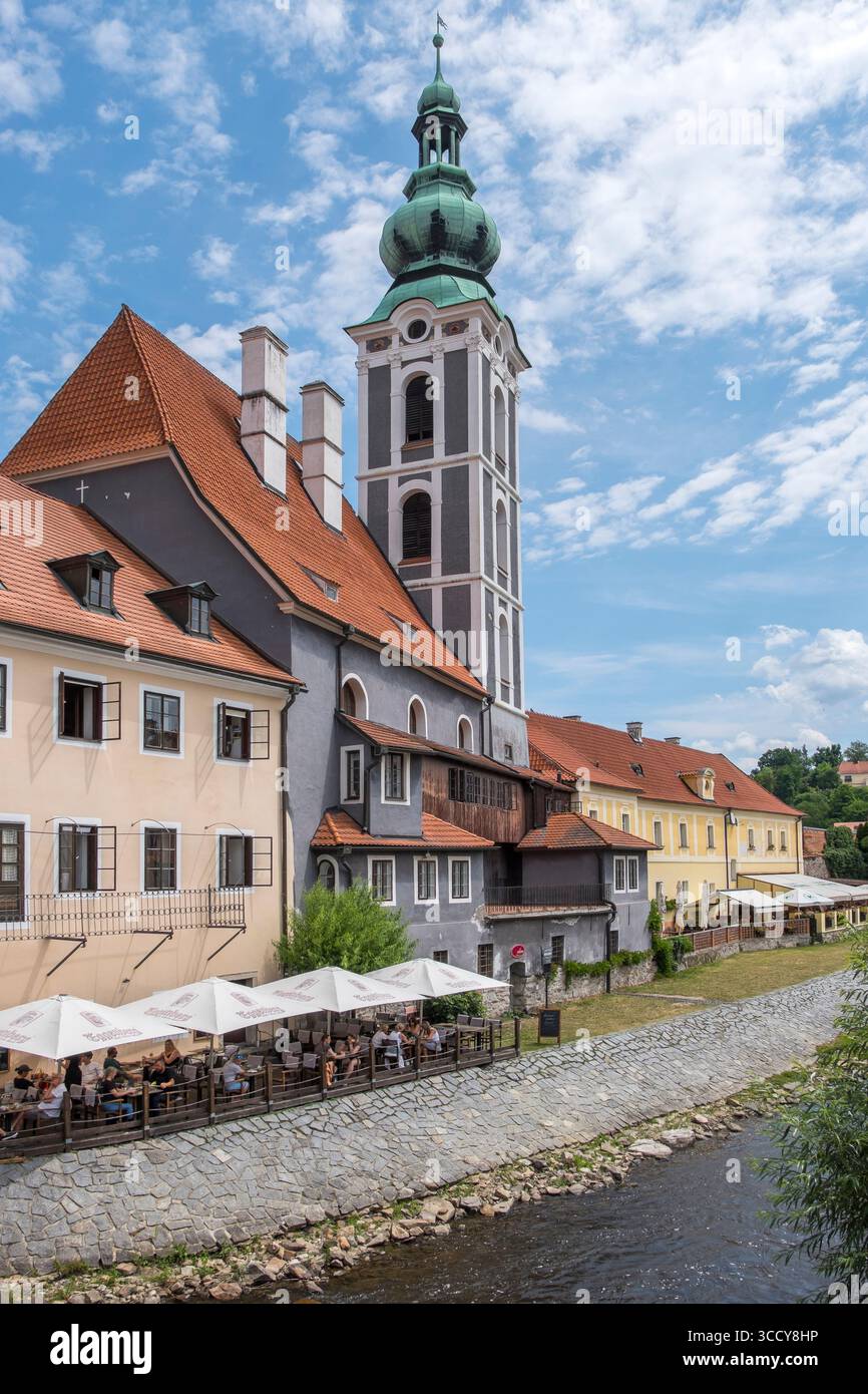 Moldau-Ufer, Häuser und Turm in Cesky Krumlov, Tschechische Republik Stockfoto