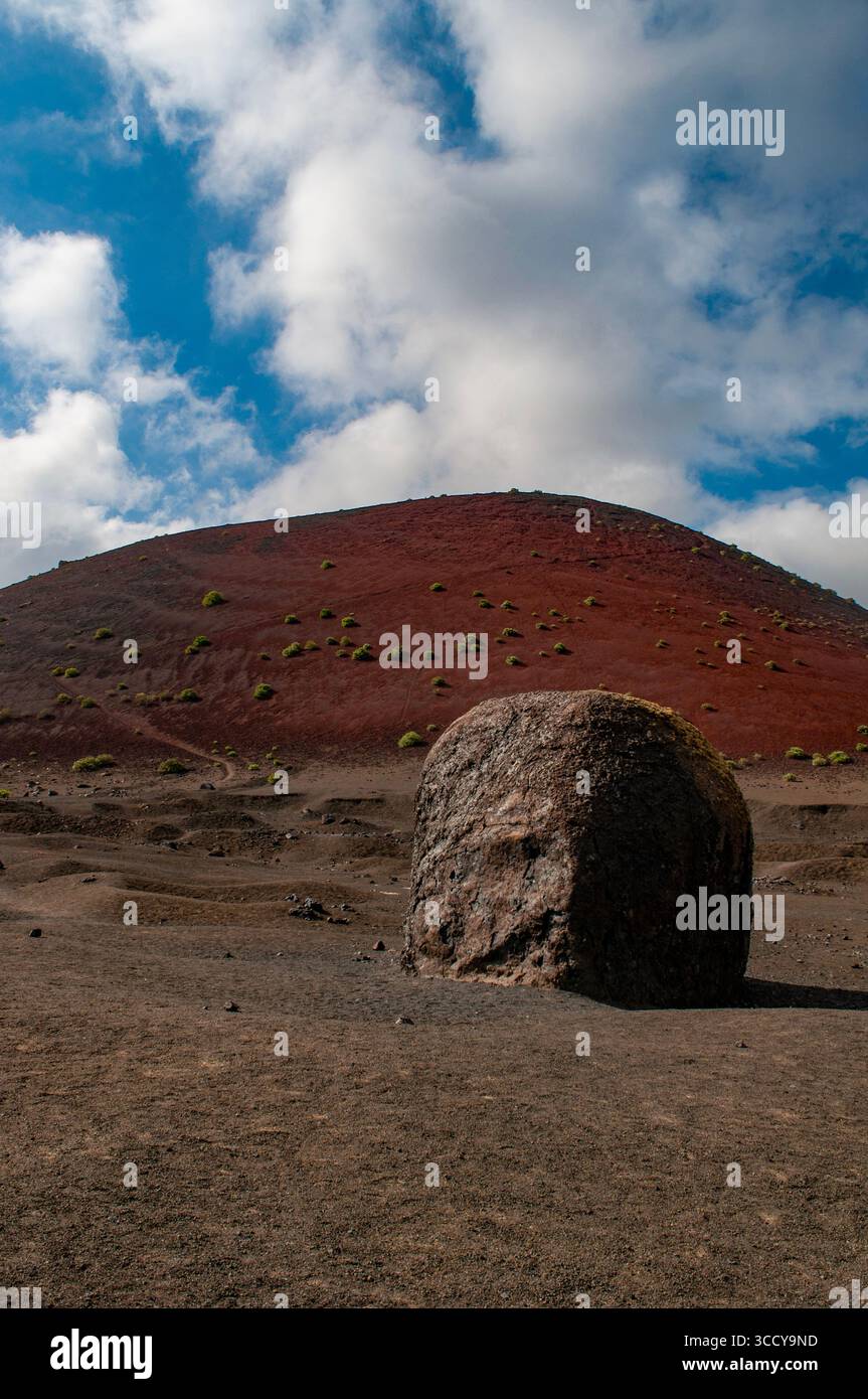 Lanzarote, Kanarische Inseln: Die Vulkanbombe, eine große Gesteinsmasse, die während eines Ausbruchs in der Nähe von Montana Colorada, einem prominenten rötlichen Vulkan, ausgeworfen wurde Stockfoto
