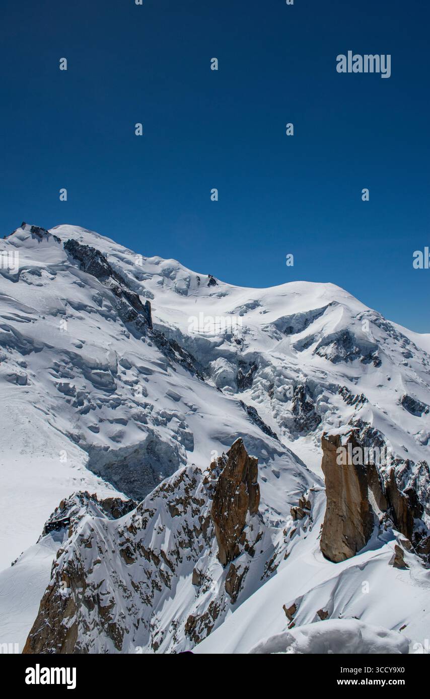 Chamonix, Frankreich: Detailansicht vom Gipfel des Mont Blanc-Massivs, Berg in den Alpen an der französisch-italienischen Grenze, höchster Berg Europas Stockfoto