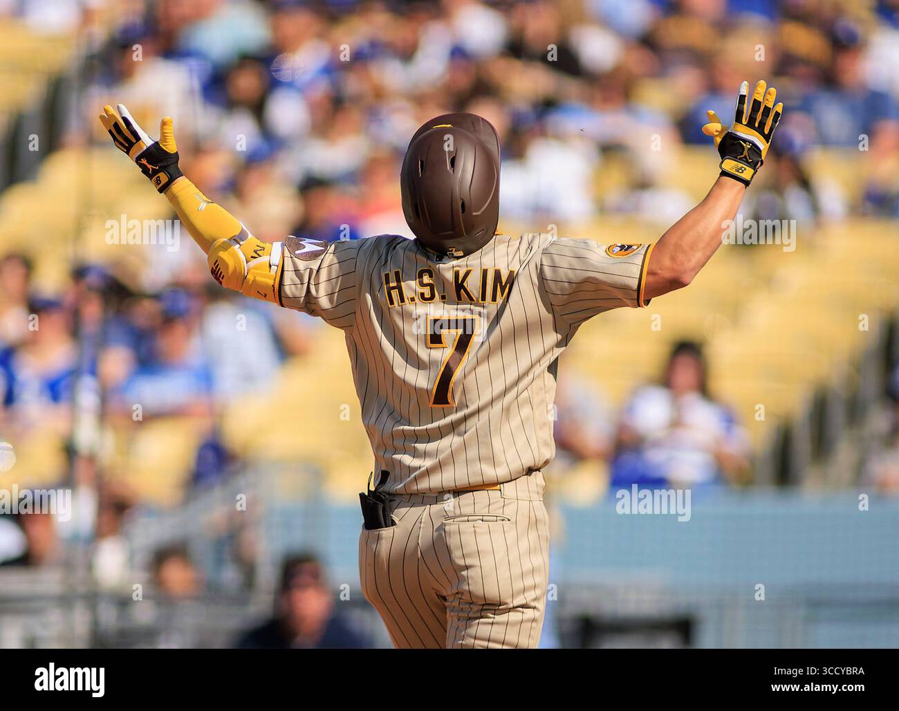 13. Mai 2023, Los Angeles, Kalifornien, USA: Ha-seong Kim #7 der San Diego Padres feiert, nachdem er am Samstag, den 13. Mai 2023, im Dodger Stadium in Los Angeles, Kalifornien, einen Solo-Homerun während des regulären MLB-Spiels gegen die Los Angeles Dodgers absolviert hat. Dodgers besiegen Padres, 4-2. JAVIER ROJAS/PI (Foto: © Prensa Internacional Via ZUMA Press Wire) Stockfoto