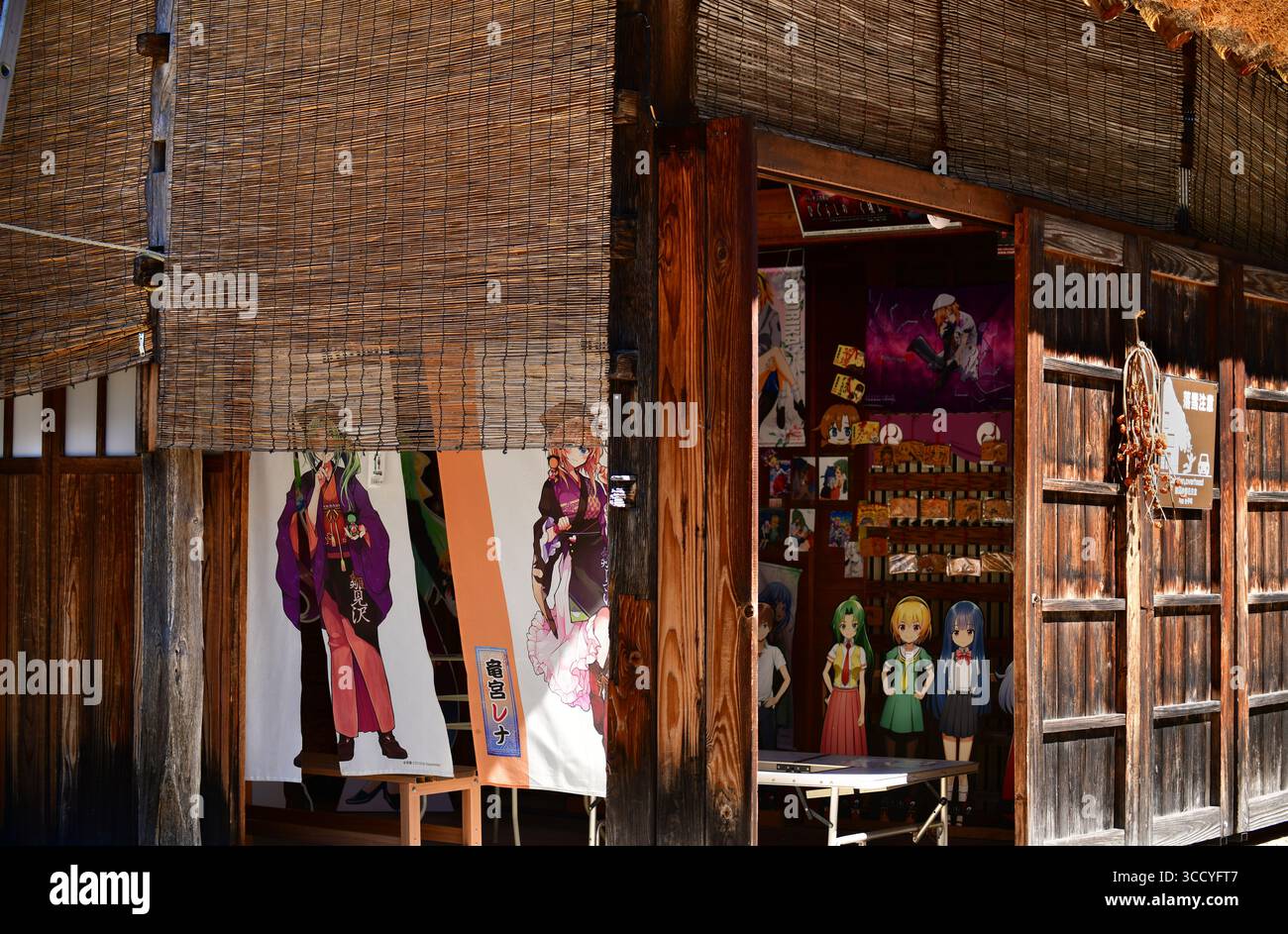 Eine Mischung aus Tradition und Moderne mit Anime-Bannern in einem traditionellen japanischen Holzhaus Stockfoto