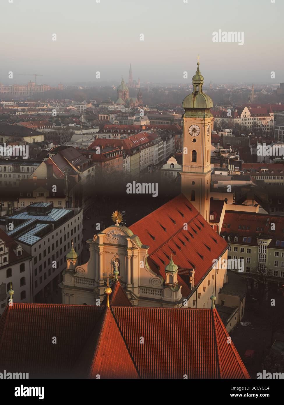 Kirchen und Sonnenuntergang in München Stockfoto