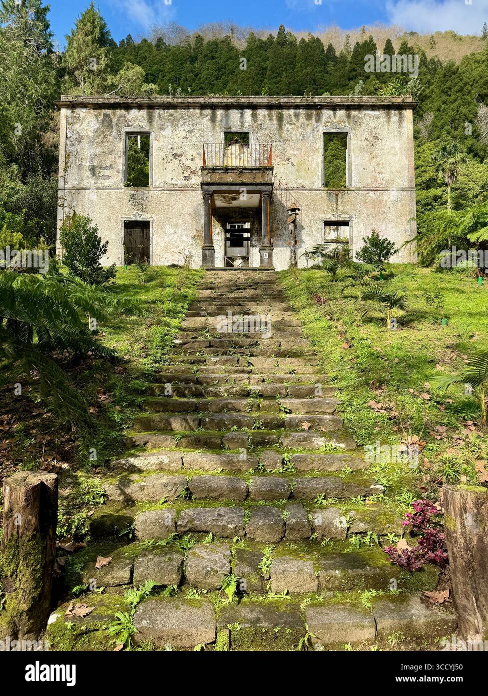 Ruinen des Herrenhauses Grená aus dem Jahr 1858 umgeben von üppigem Grün am Parque da Grená, São Miguel, Azoren. - Smartphone-aufgenommenes Stockfoto
