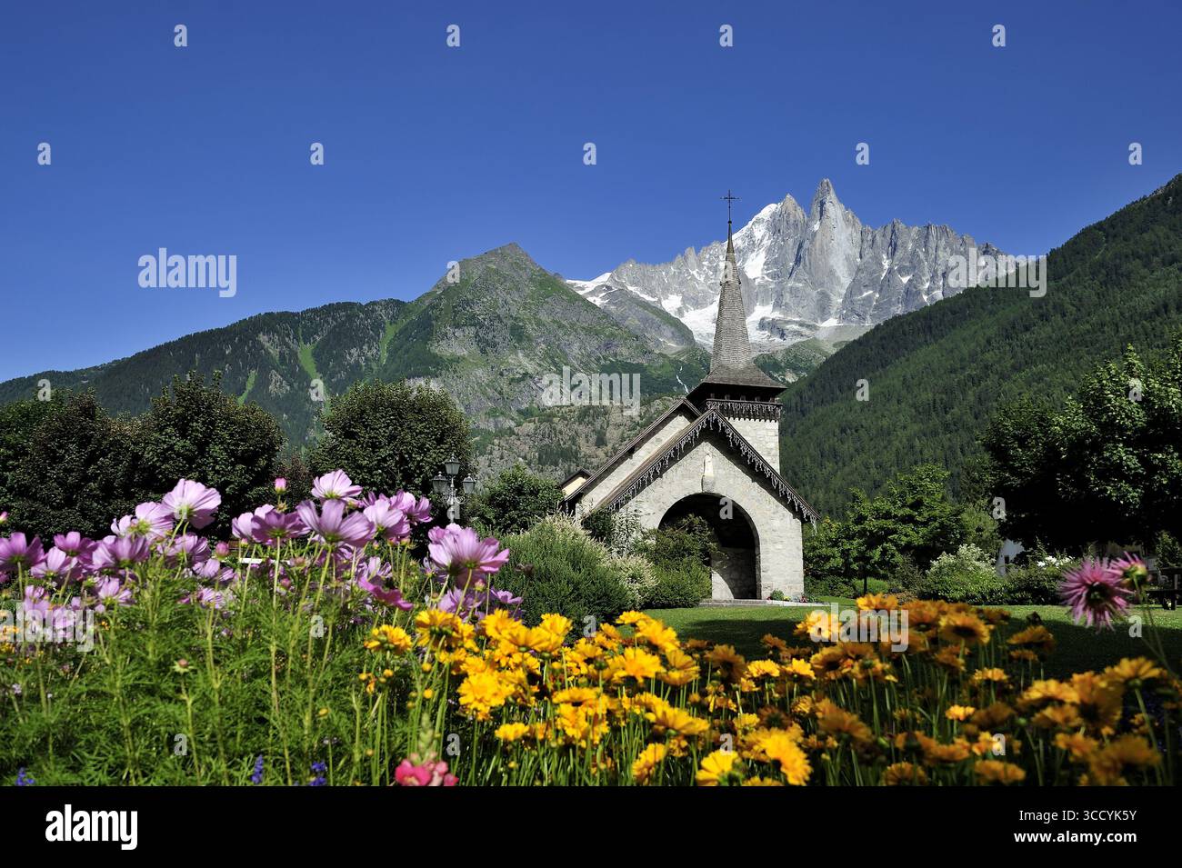 FRANKREICH, HAUTE-SAVOIE (74) CHAMONIX-TAL UND MONT-BLANC-BERGE, KAPELLE LES PRAZ, AIGUILLE VERTE UND LES DRUS IM HINTERGRUND Stockfoto