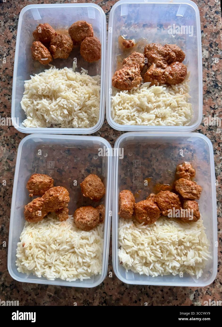 Hausgemachte Mahlzeit mit weißem Reis und Fleischbällchen in Plastikbehältern. Stockfoto