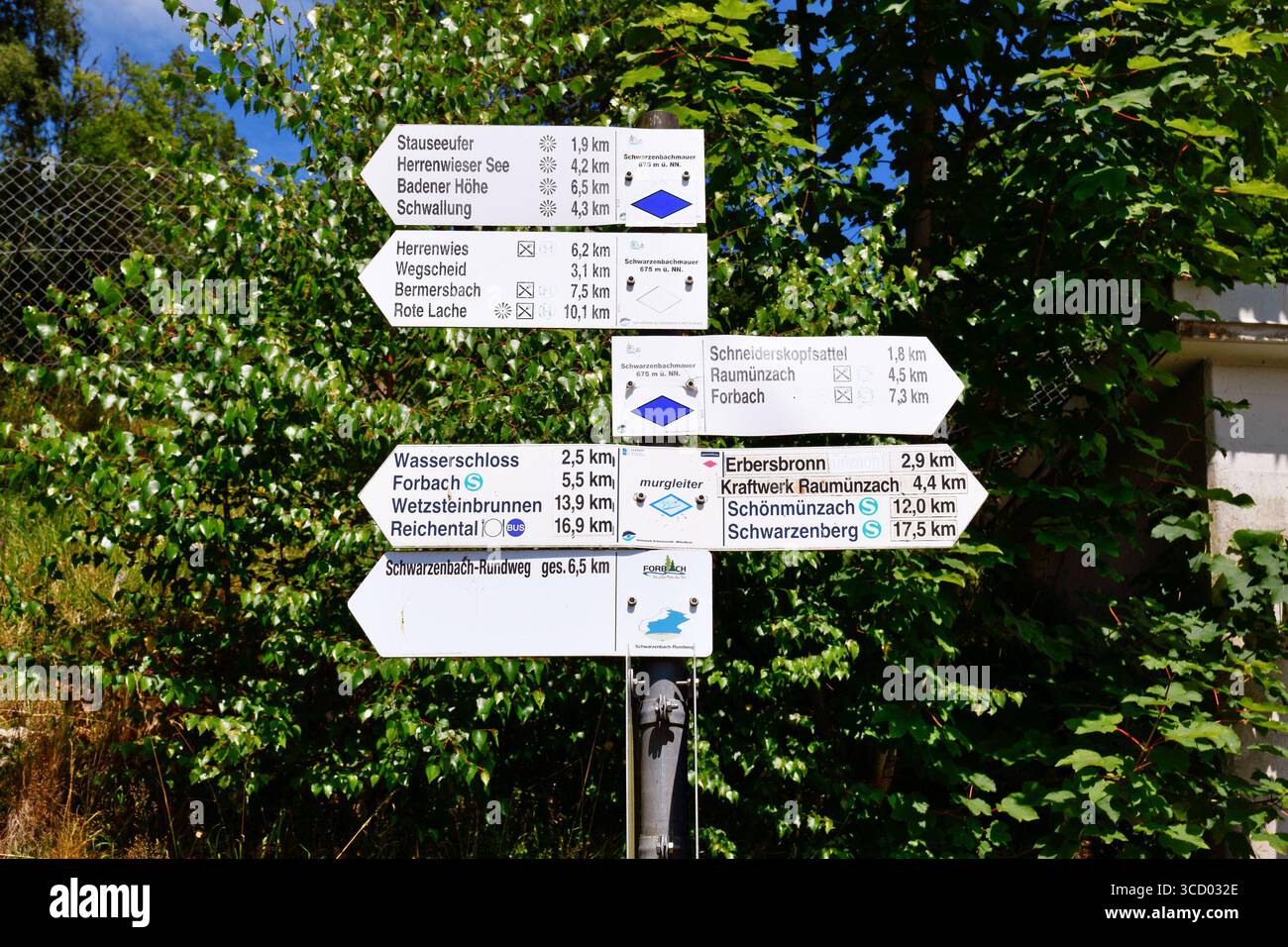 Wegweiser für Wanderwege in Forbach, Schwarzwald, Deutschland mit Wegbeschreibungen und Entfernungen zu nahe gelegenen Zielen Stockfoto