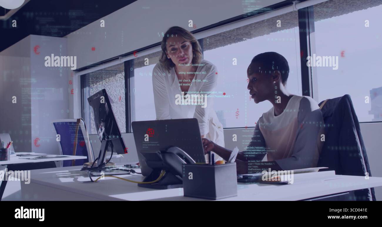 Zusammenarbeit mit Frauen in der Mitte der Erwachsenen, die im Büro auf den Laptop-Bildschirm zeigen, Papier mit zwei Monitoren Stockfoto