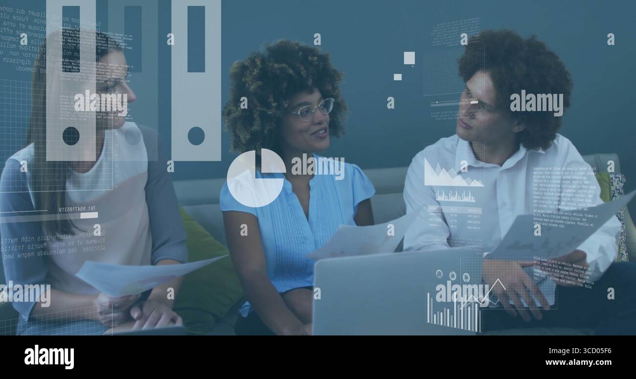 Drei Kollegen, die Diagramme und Laptopdaten in der Bürolounge prüfen, mit Kreis- und Balkendiagrammen Stockfoto