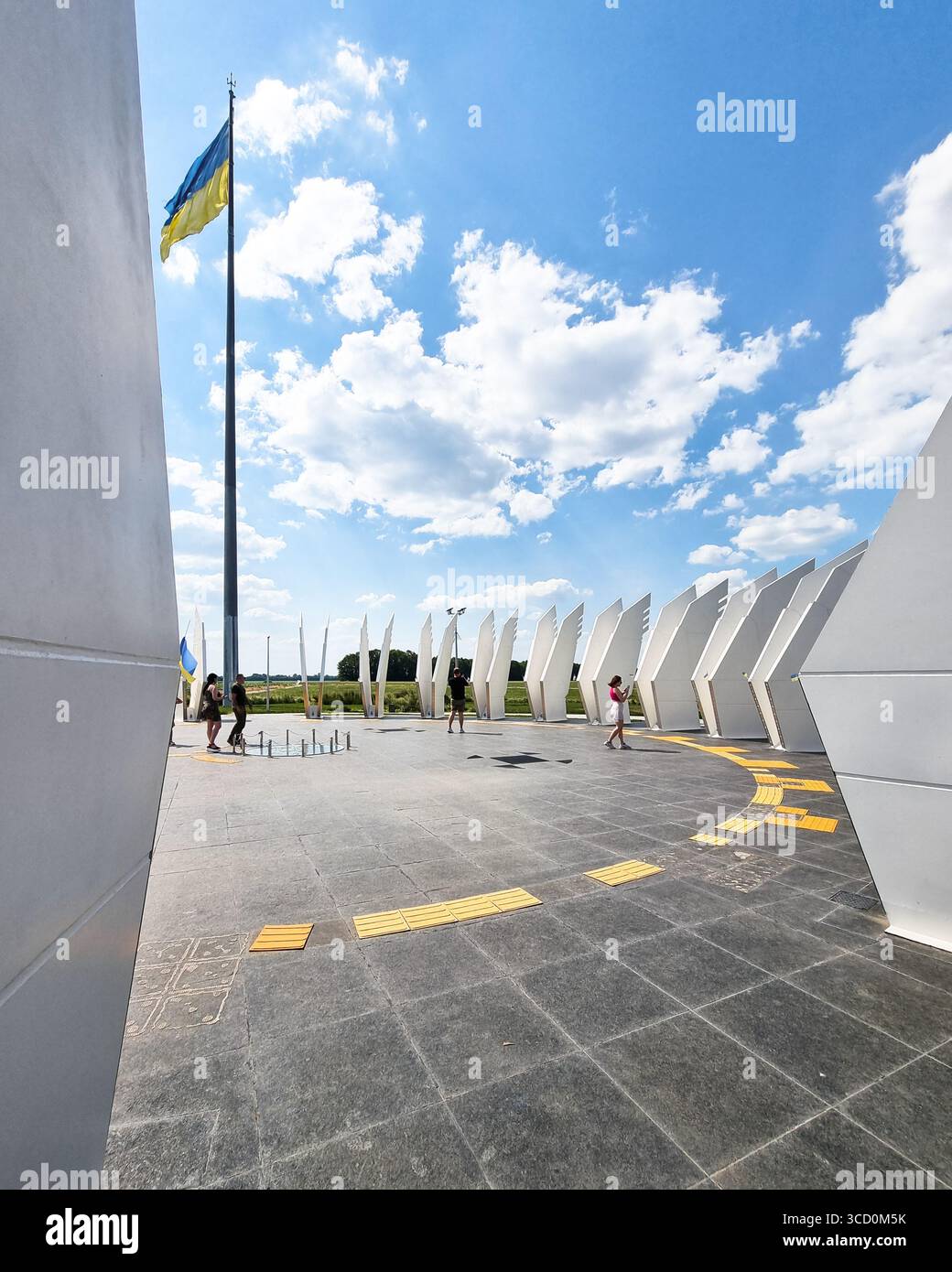 Geographisches Zentrum der Ukraine. Kunstobjekt bestehend aus 25 Flügelpaaren, die Regionen der Ukraine und einen großen Pol mit ukrainischer Flagge repräsentieren. Stockfoto