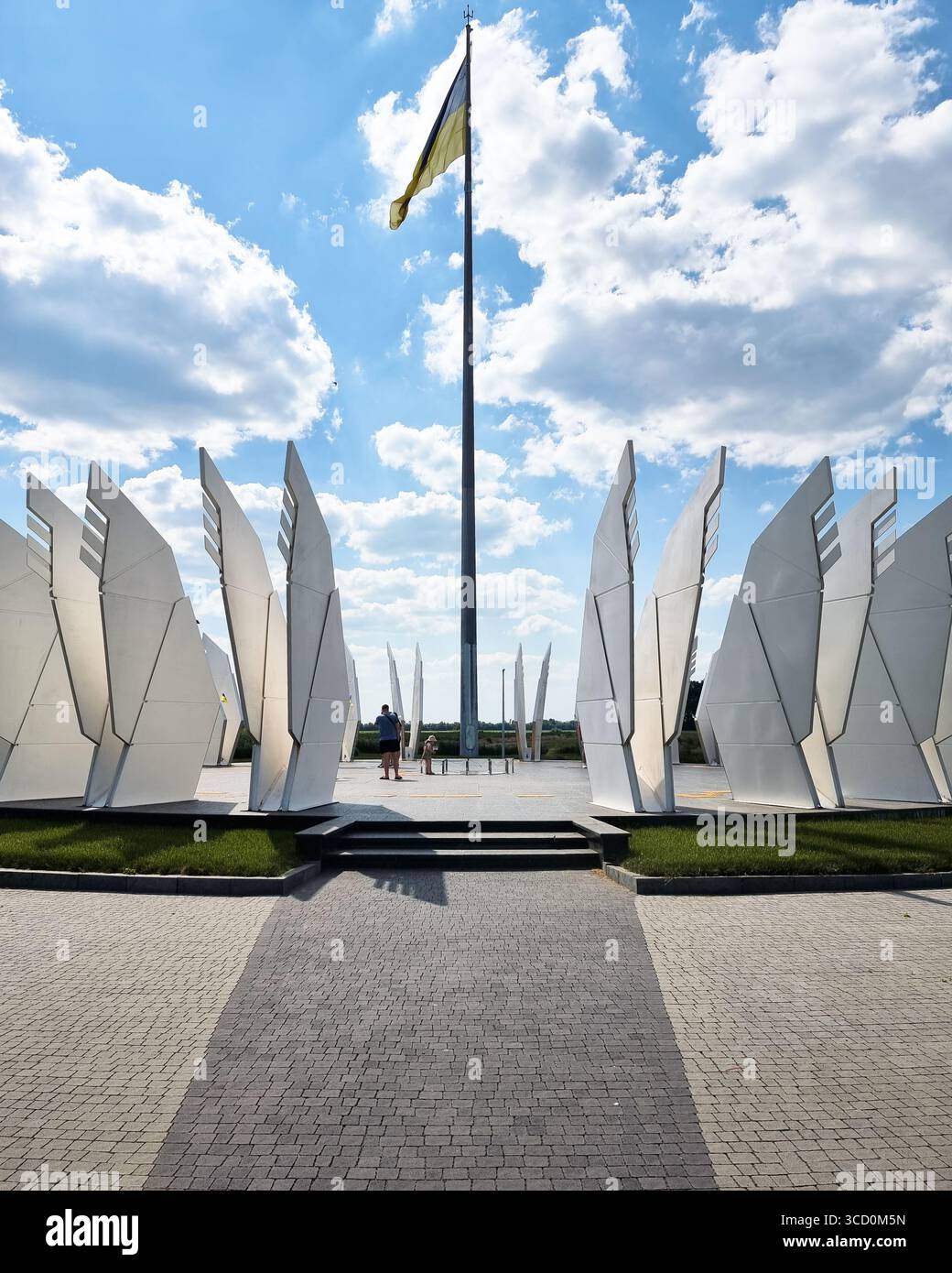 Geographisches Zentrum der Ukraine. Kunstobjekt bestehend aus 25 Flügelpaaren, die Regionen der Ukraine und einen großen Pol mit ukrainischer Flagge repräsentieren. Stockfoto