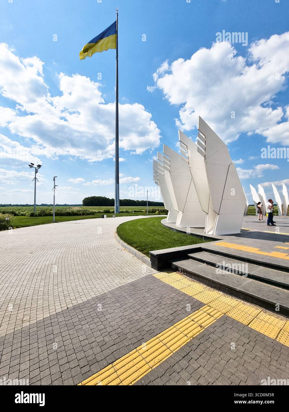 Geographisches Zentrum der Ukraine. Kunstobjekt bestehend aus 25 Flügelpaaren, die Regionen der Ukraine und einen großen Pol mit ukrainischer Flagge repräsentieren. Stockfoto