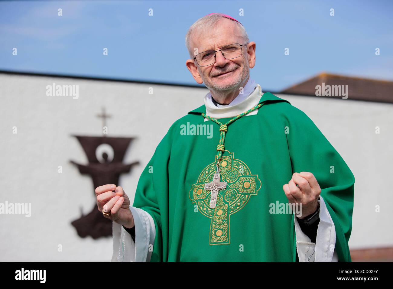 Bischof Alan McGuckian sprach mit den Medien nach einer Messe in der St. Colmcille's Church in Downpatrick, Co Down, nach dem plötzlichen Tod von Stephen Brannigan und einem Angriff auf Pfarrer John Murray in der Stadt am Sonntag. Bilddatum: Dienstag, 12. August 2025. Stockfoto
