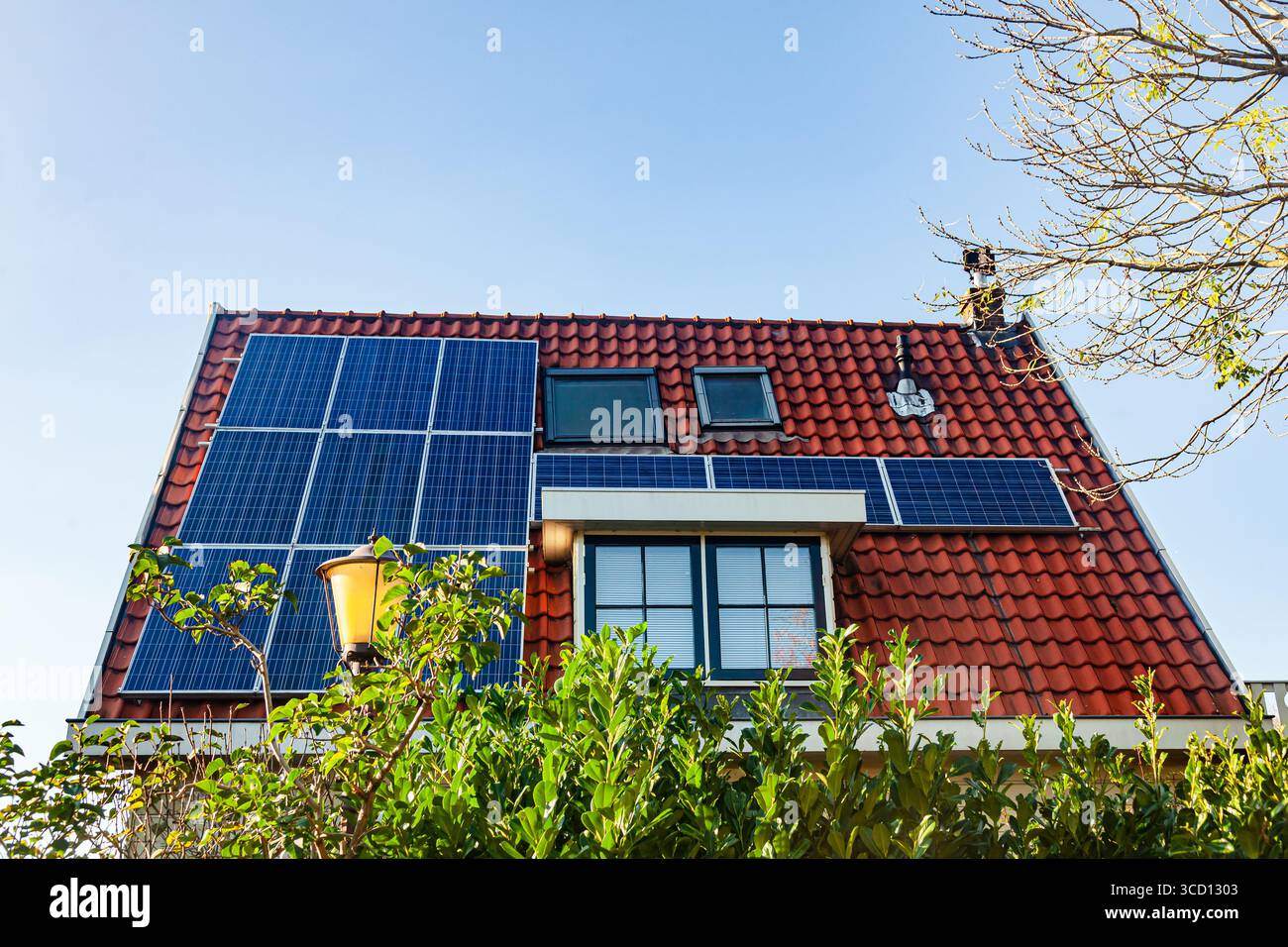 Sonnenkollektoren auf dem Dach eines Privathauses. Stockfoto