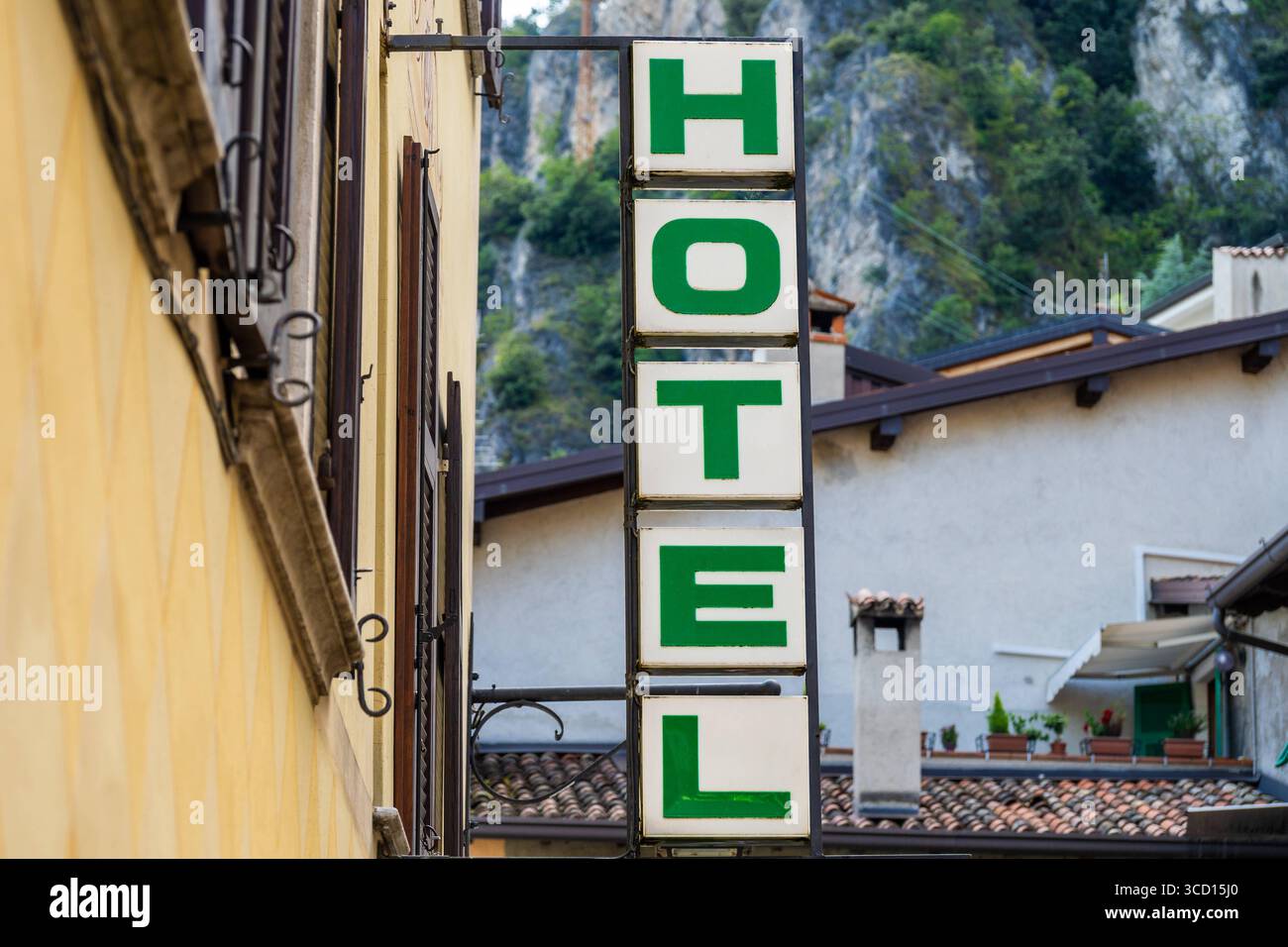Italien 7. August 2025: Ein grünes Hotelschild mit dem Wort HOTEL hängt an der Fassade eines Gebäudes in einer Altstadtallee in einem Ferienort. Es markiert die Unterkunft und zeigt den Gästen den Weg zu ihren Zimmern und die Rezeption ist ein klassisches Zeichen des Hotelbetriebs. *** Ein grünes Hotelschild mit HOTEL hängt an der Hausfassade einer Altstadtgasse im Urlaubsort. Es markiert die Unterkunft und zeigt Gästen den Weg zu Zimmern und Rezeption ein klassisches Zeichen des Hotelbetriebs. Stockfoto