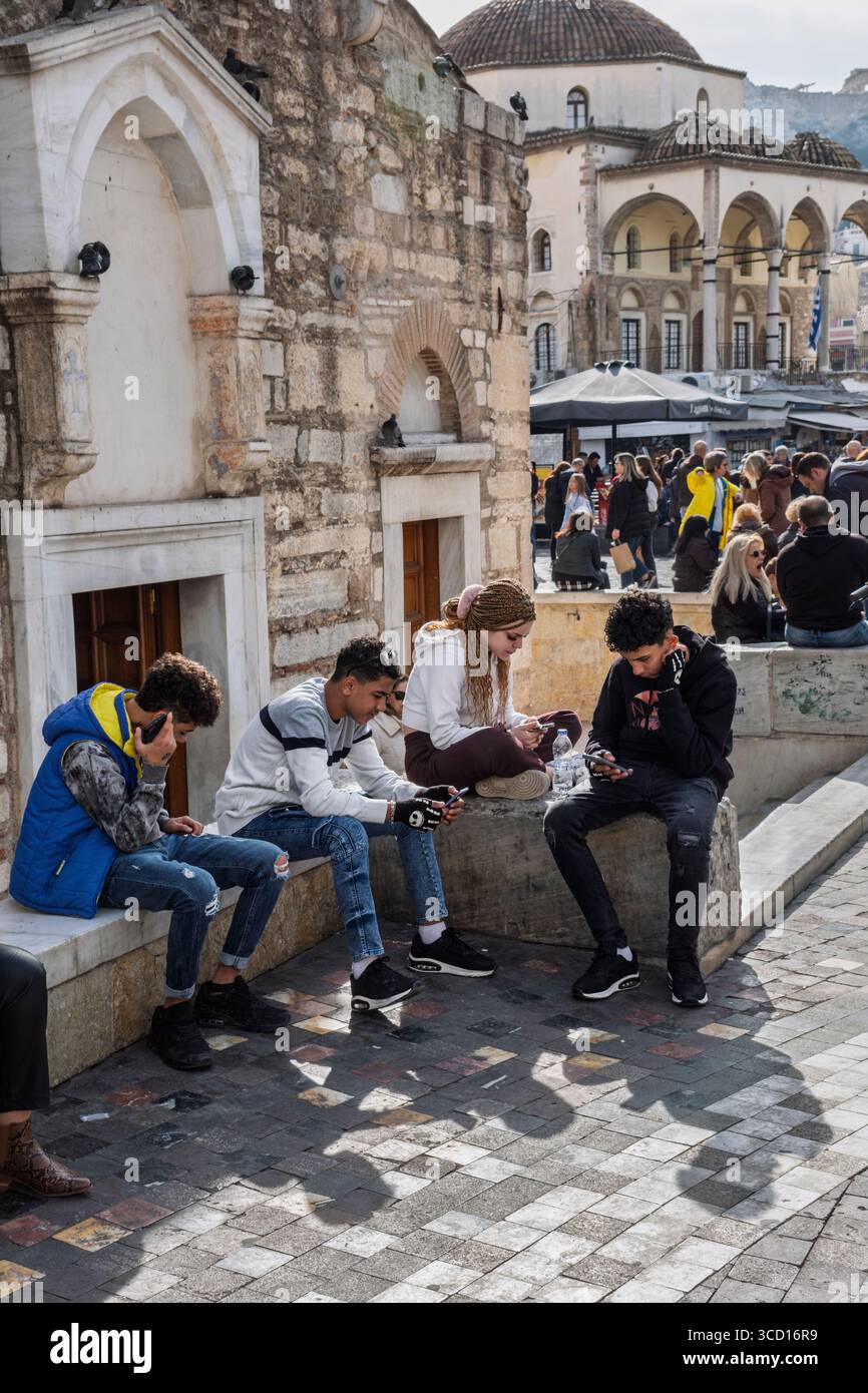 Teenager auf ihren Telefonen, Monastiraki-Platz, Athen, Griechenland Stockfoto