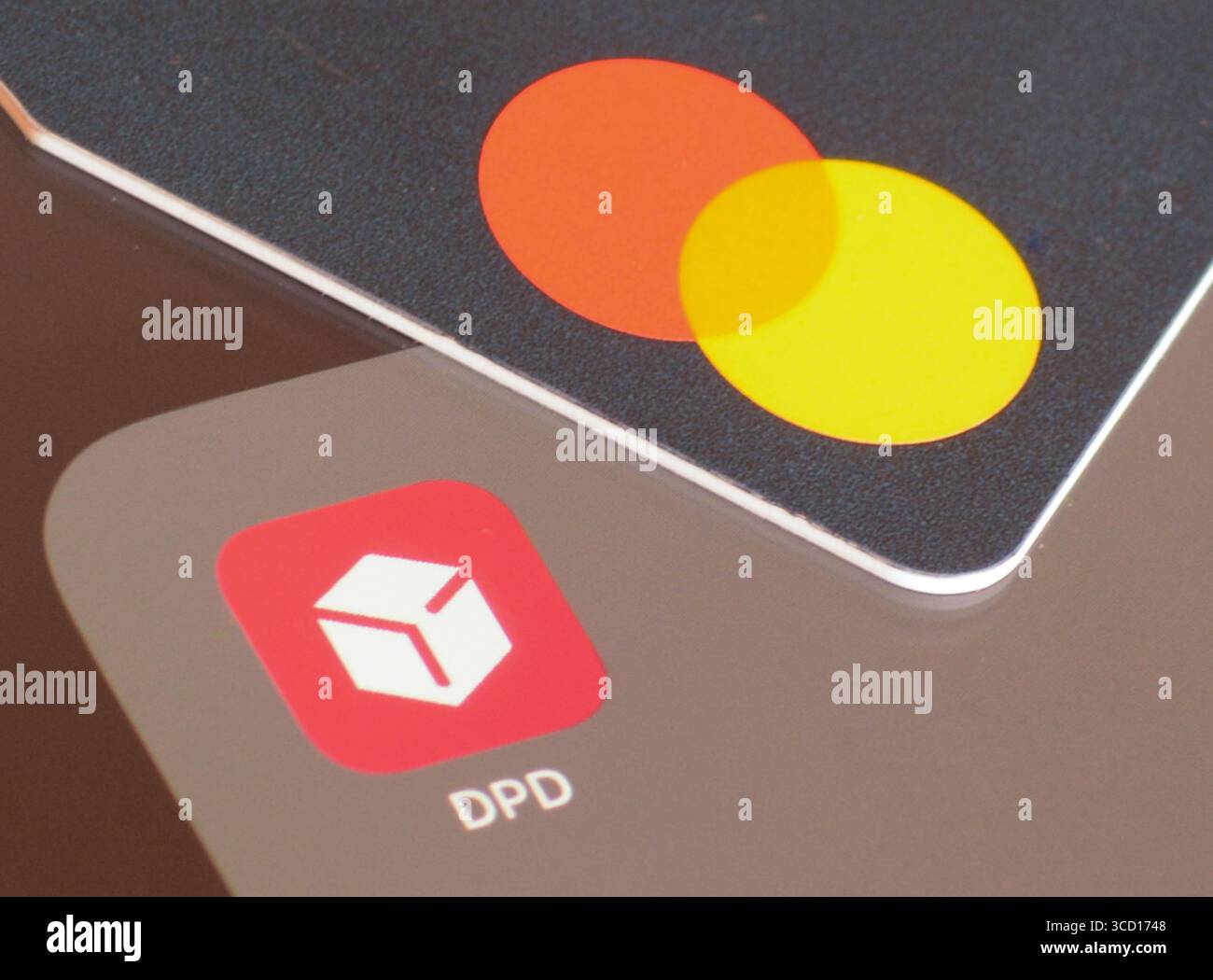 DPD-Paketzustellungs-App auf dem Smartphone-Bildschirm mit Mastercard für die Zahlung Stockfoto