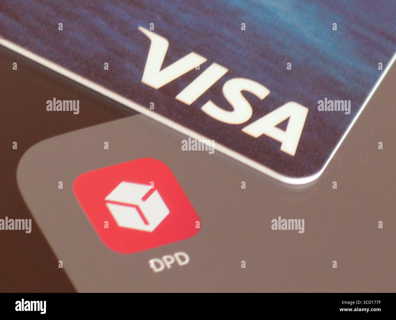 DPD-Paketzustellungs-App auf dem Smartphone-Bildschirm mit einer VISA-Karte für die Zahlung Stockfoto