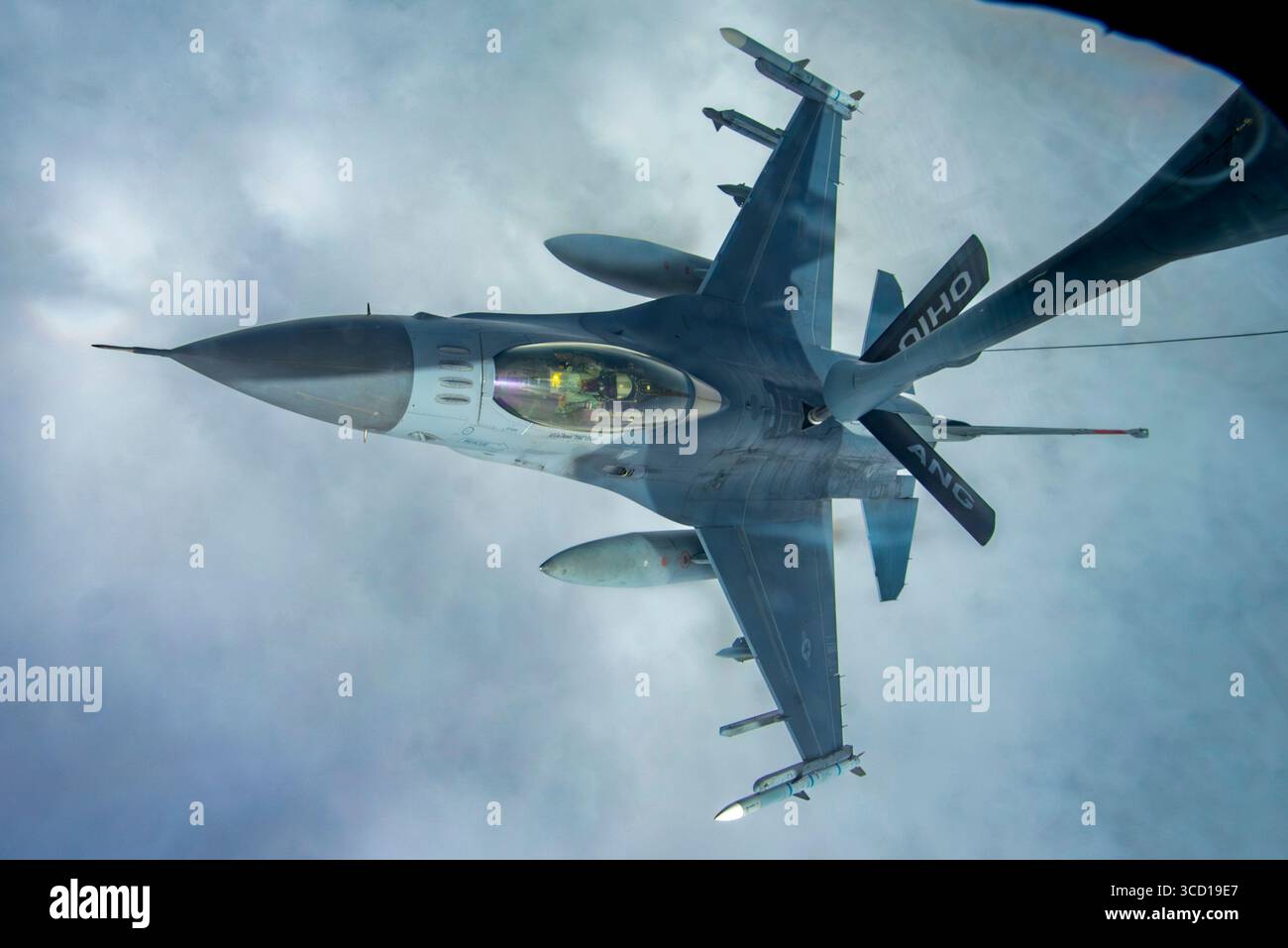 Ein Stratotanker der U.S. Air Force KC-135 mit dem 121st Air Taneling Wing betankt einen F-16 Fighting Falcon, der dem 177th Fighter Wing zugewiesen wurde Stockfoto