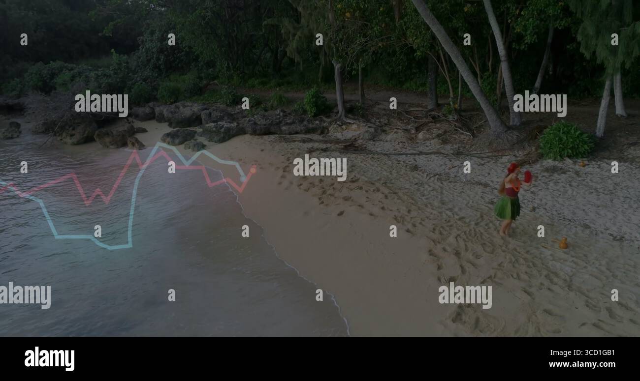 Tanzende Frau mit Grasrock und rotem Oberteil, die Rasseln am Strand mit Kokosnussstein hält, Kopierraum Stockfoto