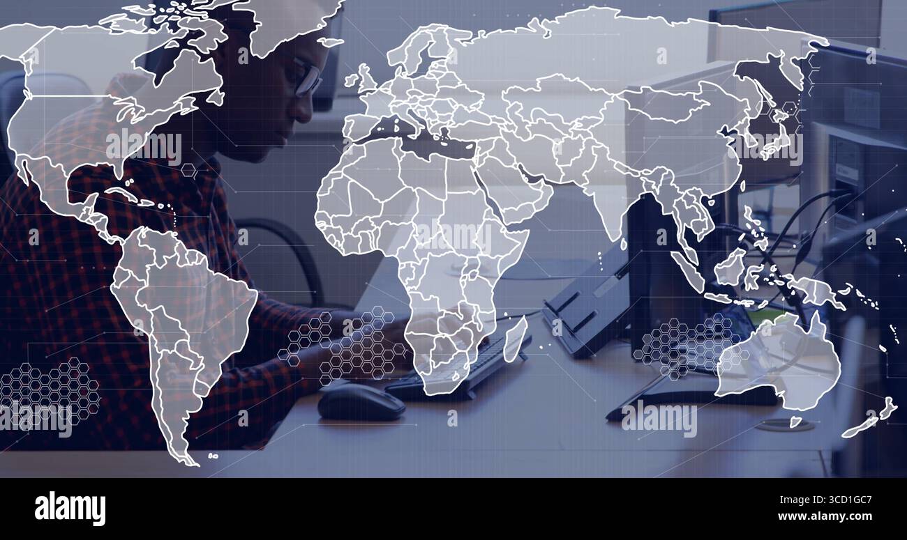 Arbeitender Mann mit kariertem Hemd, der auf Computer mit zwei Monitoren im Büro, Kopierraum fokussiert ist Stockfoto