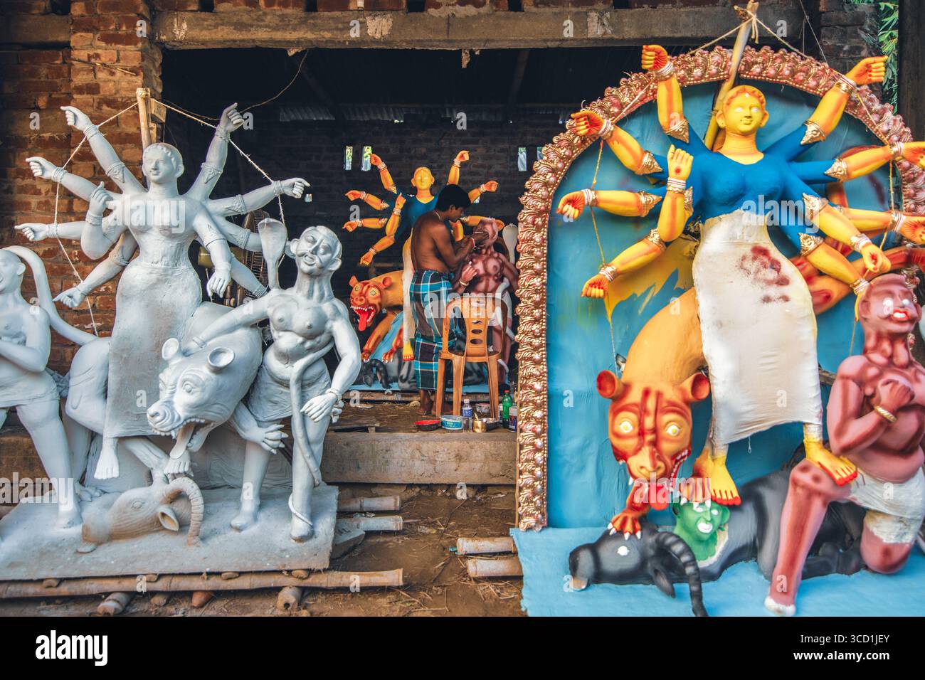 Bogura, Bangladesch - 16. Oktober 2020: Blick auf Kunsthandwerker, die akribisch lebendige Durga-Idole herstellen, ihre Hände tanzten mit Präzision, die unter sanftem Licht in Tonfiguren Leben einflößen. Stockfoto
