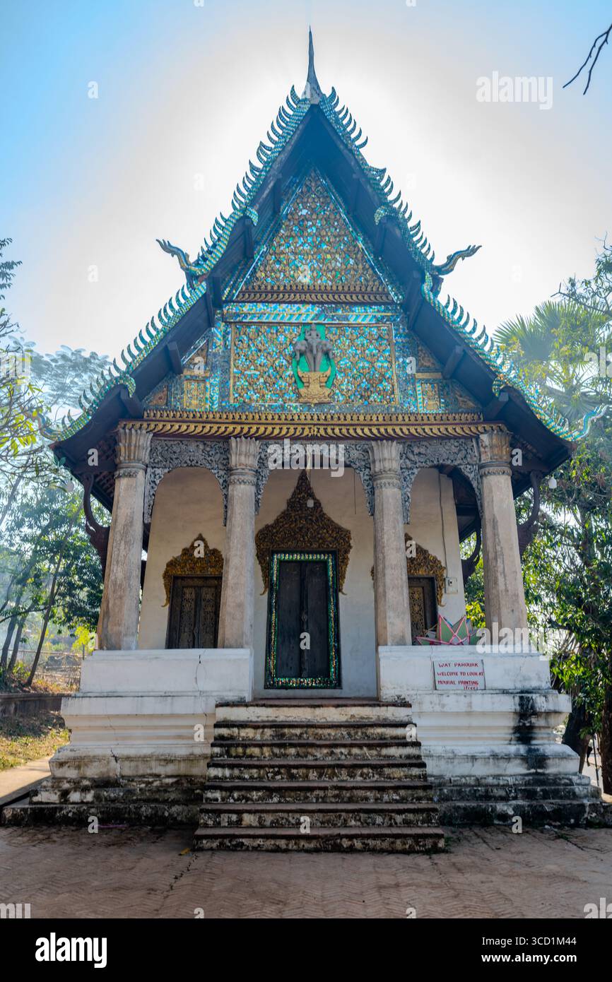 Antike buddhistische Tempel mit kunstvoller Mosaikfassade und traditioneller Architektur im Wat Tham Phou Si in Luang Prabang, Laos Stockfoto
