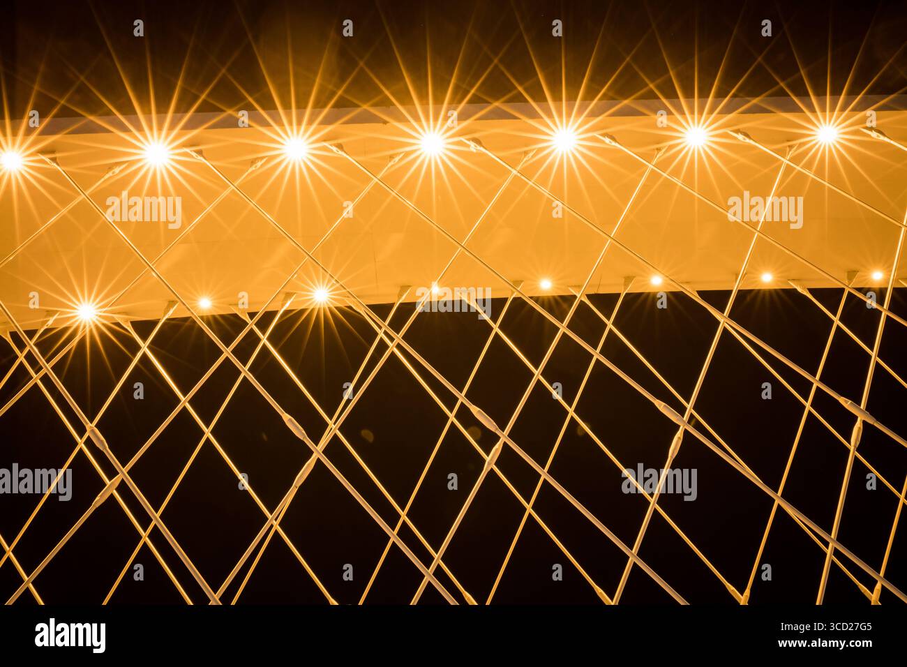 Beleuchtete moderne Troja-Brücke über die Moldau in Prag bei Nacht mit Starburst, viel Licht funkelt als Sterne Tschechien Stockfoto