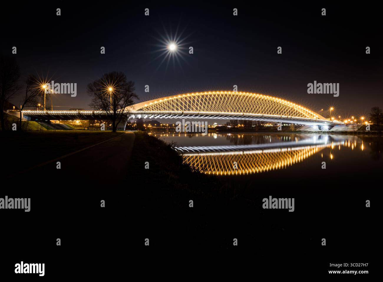 Beleuchtete moderne Troja-Brücke über die Moldau in Prag bei Nacht mit Starburst, viel Licht funkelt als Sterne Tschechien Stockfoto