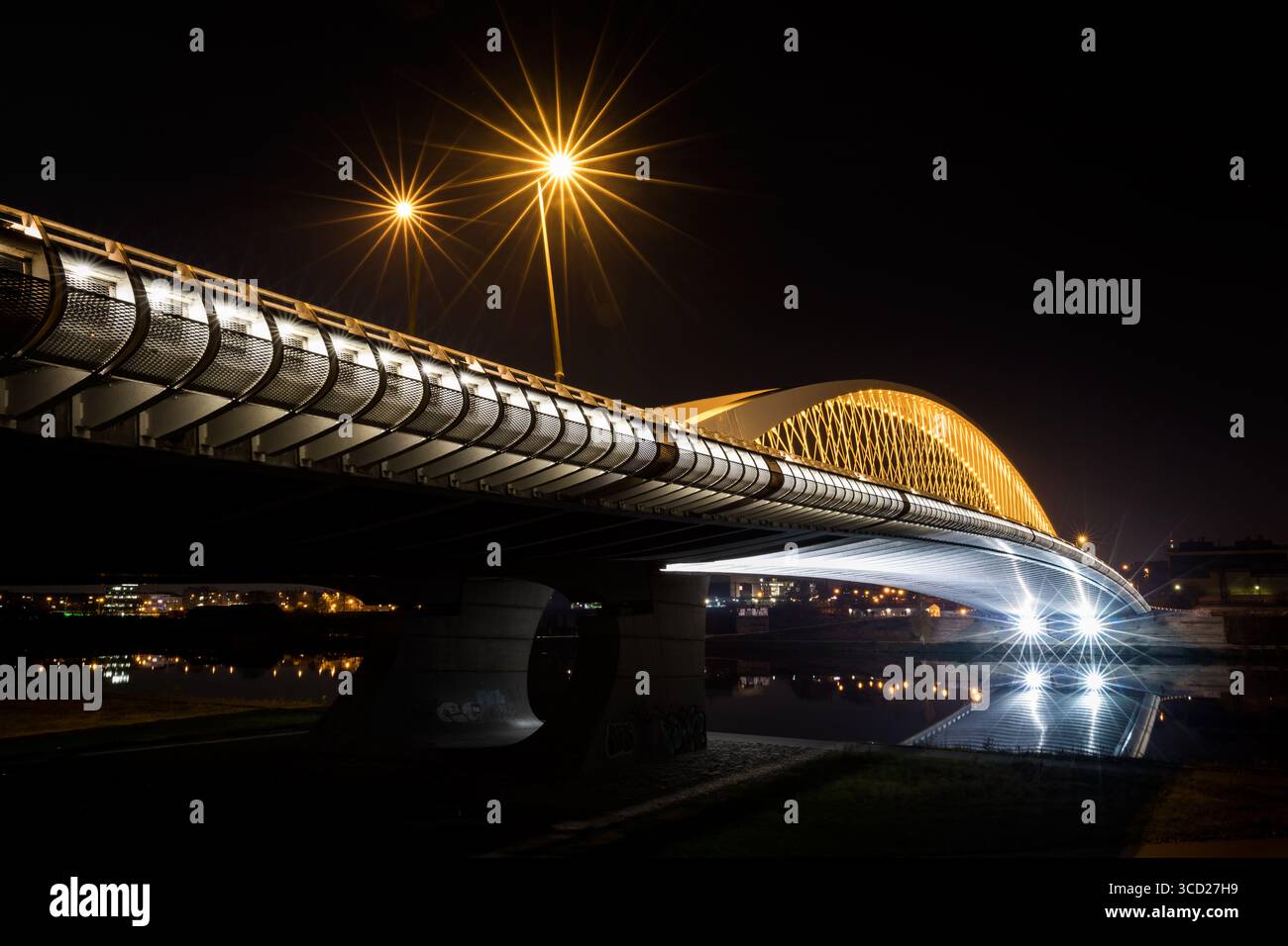Beleuchtete moderne Troja-Brücke über die Moldau in Prag bei Nacht mit Starburst, viel Licht funkelt als Sterne Tschechien Stockfoto
