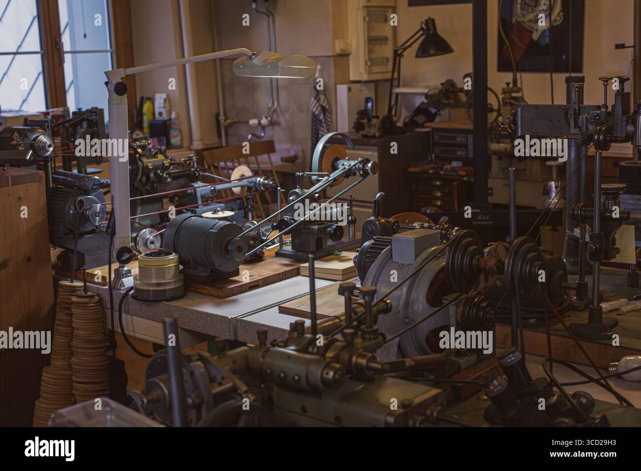 philippe dufour, renommierter schweizer Uhrmacher, Werkstatt in le Solliat, schweiz, mit mehreren Arbeitsplätzen. Stockfoto