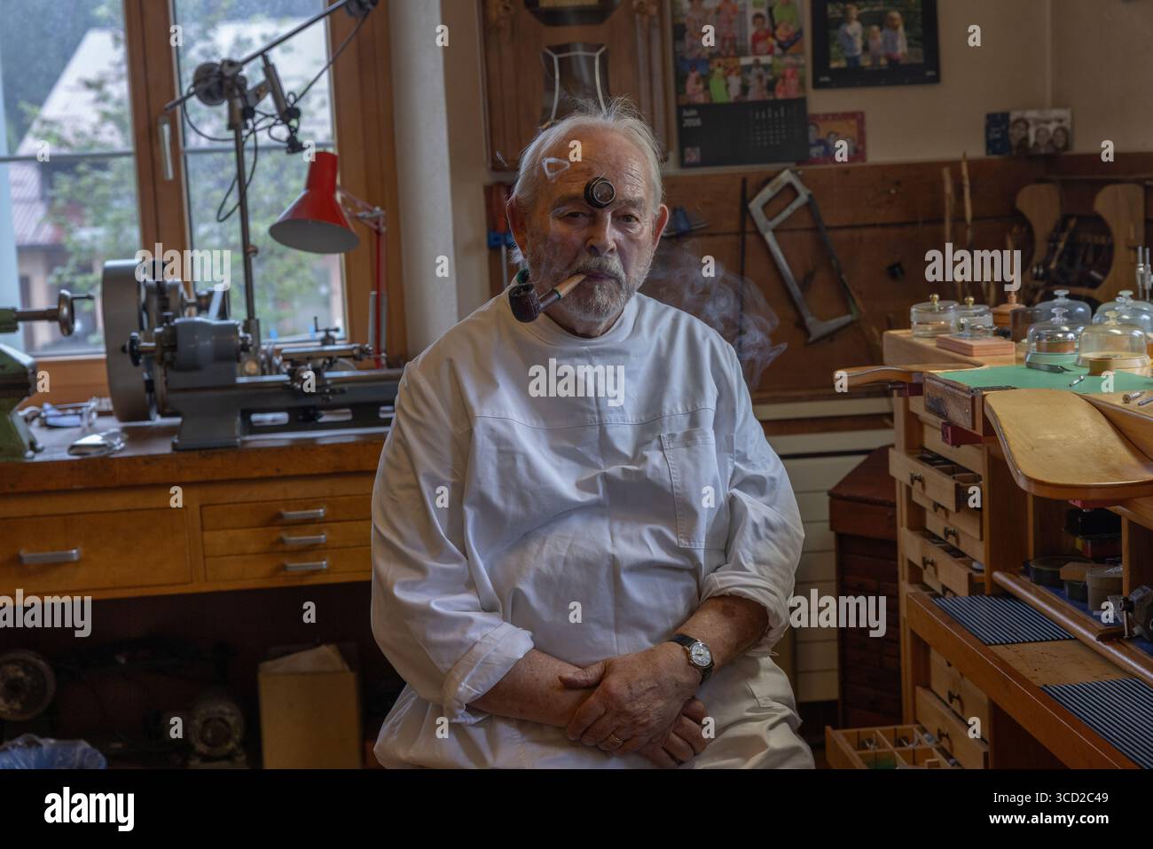 Philippe Dufour in seiner Werkstatt in Le Solliat, Schweiz Stockfoto