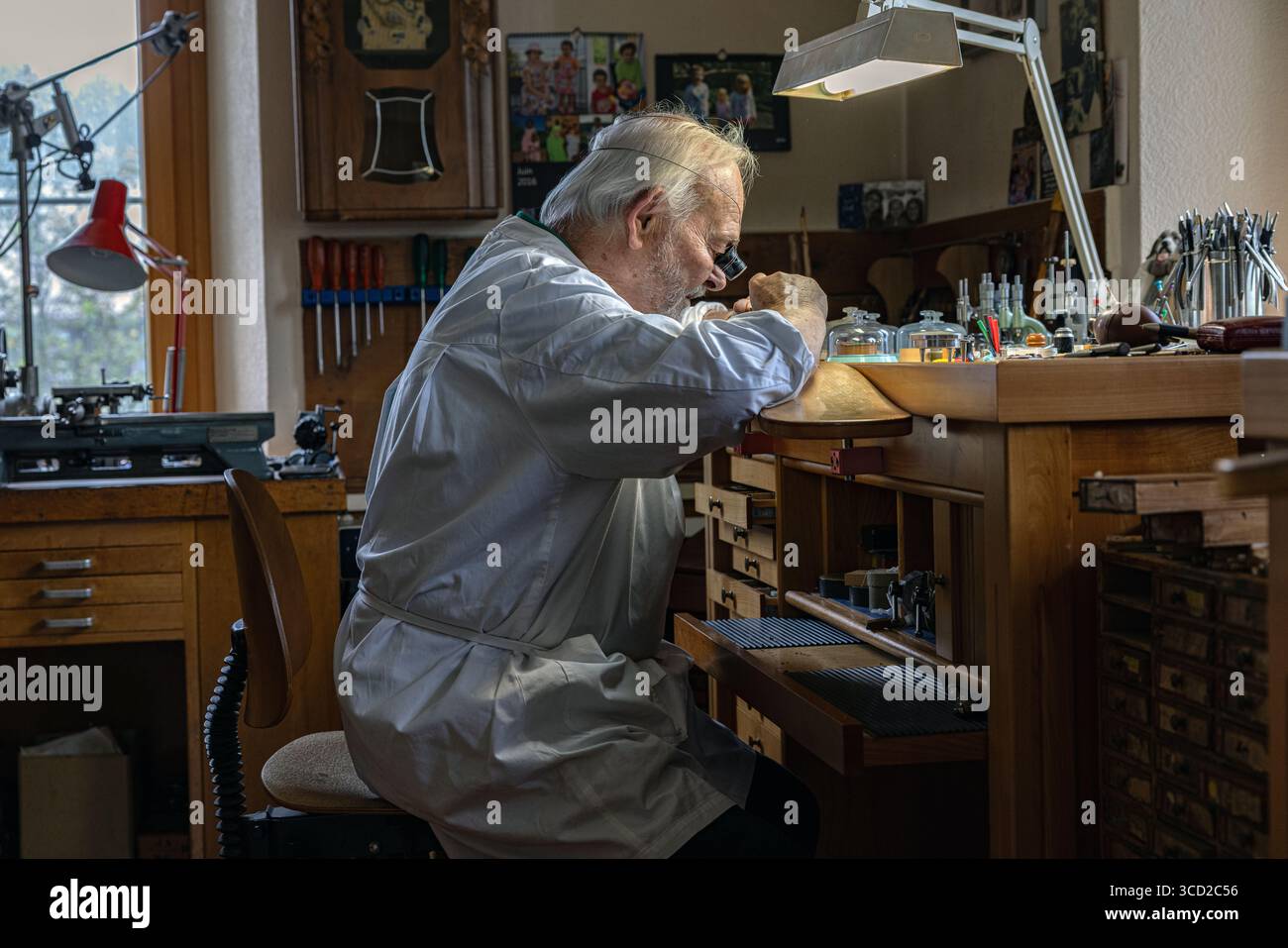 philippe dufour, schweizer Uhrmachermeister, arbeitet in seiner Werkstatt in le Solliat, schweiz, Stockfoto