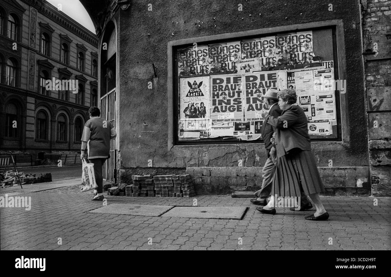 Deutschland, Berlin, 12. Juni 1992, Oranienburg Straße / Tucholskystraße, Plakatwand: Die Braut schlägt ins Auge Stockfoto