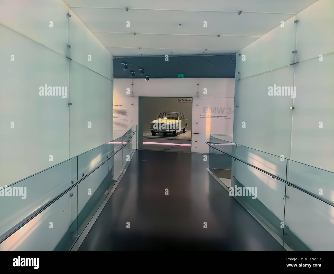 Der klassische BMW 2002 wird in einem hellen, modernen Museumsflur ausgestellt und symbolisiert die Ursprünge des BMW 3er. Stockfoto