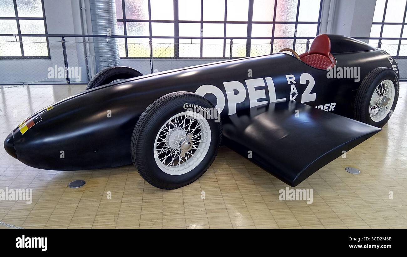 Der historische Opel RAK 2 Raketenwagen aus dem Jahr 1928, ein bahnbrechendes Geschwindigkeitsrekordfahrzeug, wird in München ausgestellt. Stockfoto