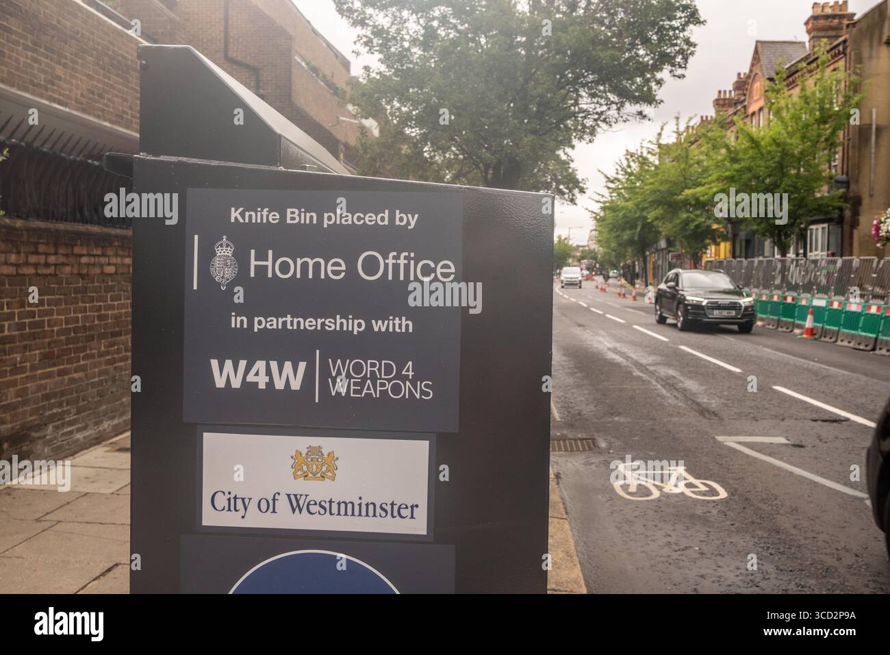 LONDON, 31. JULI 2025: Messerbehälter an der Harrow Road, West London. Teil des Waffenmesserübergabesystems des Innenministeriums Stockfoto