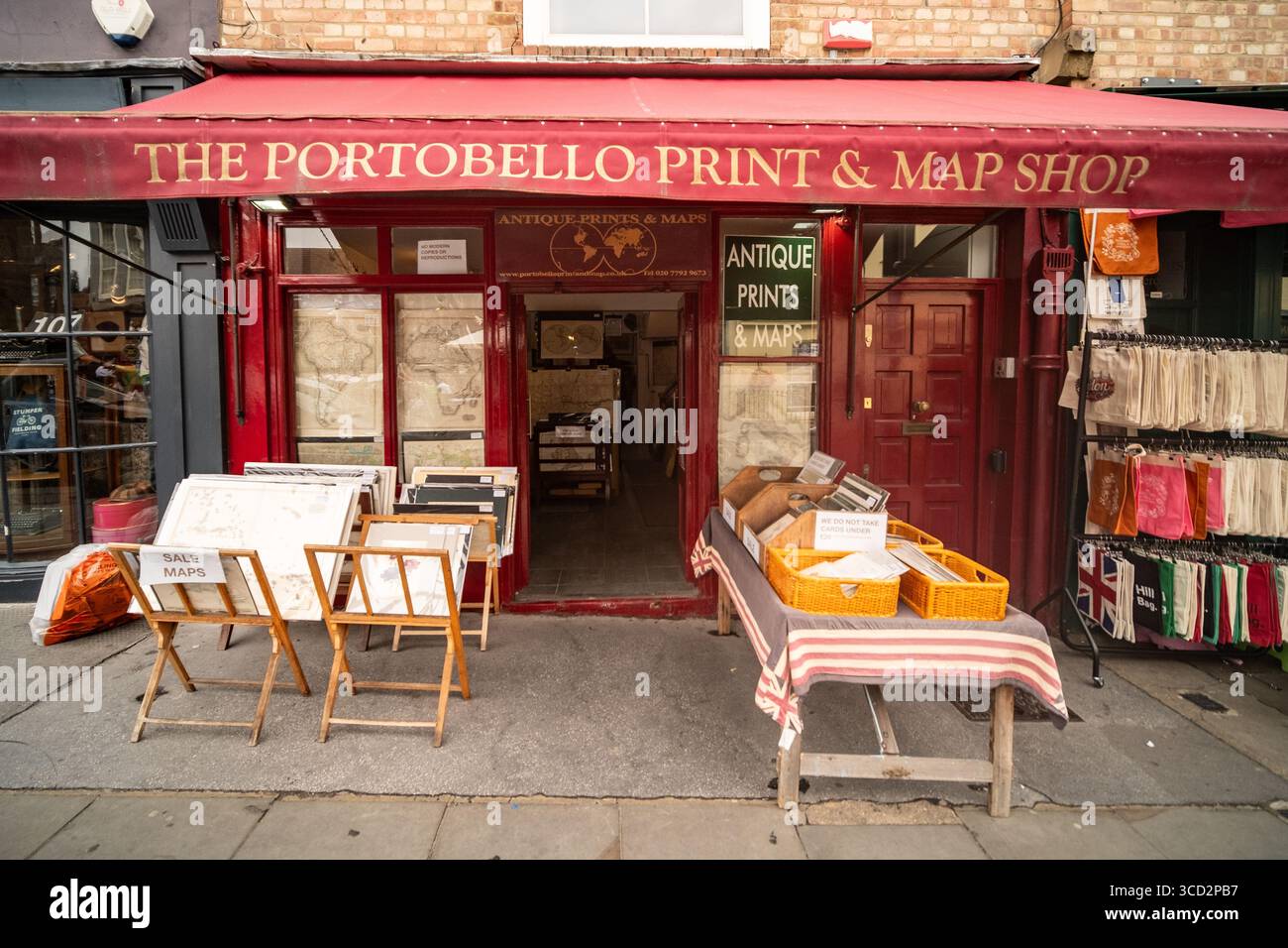 LONDON, 31. JULI 2025: Eine Karte- und Druckerei an der Portobello Road, einer Wahrzeichen Straße in Notting Hill Stockfoto