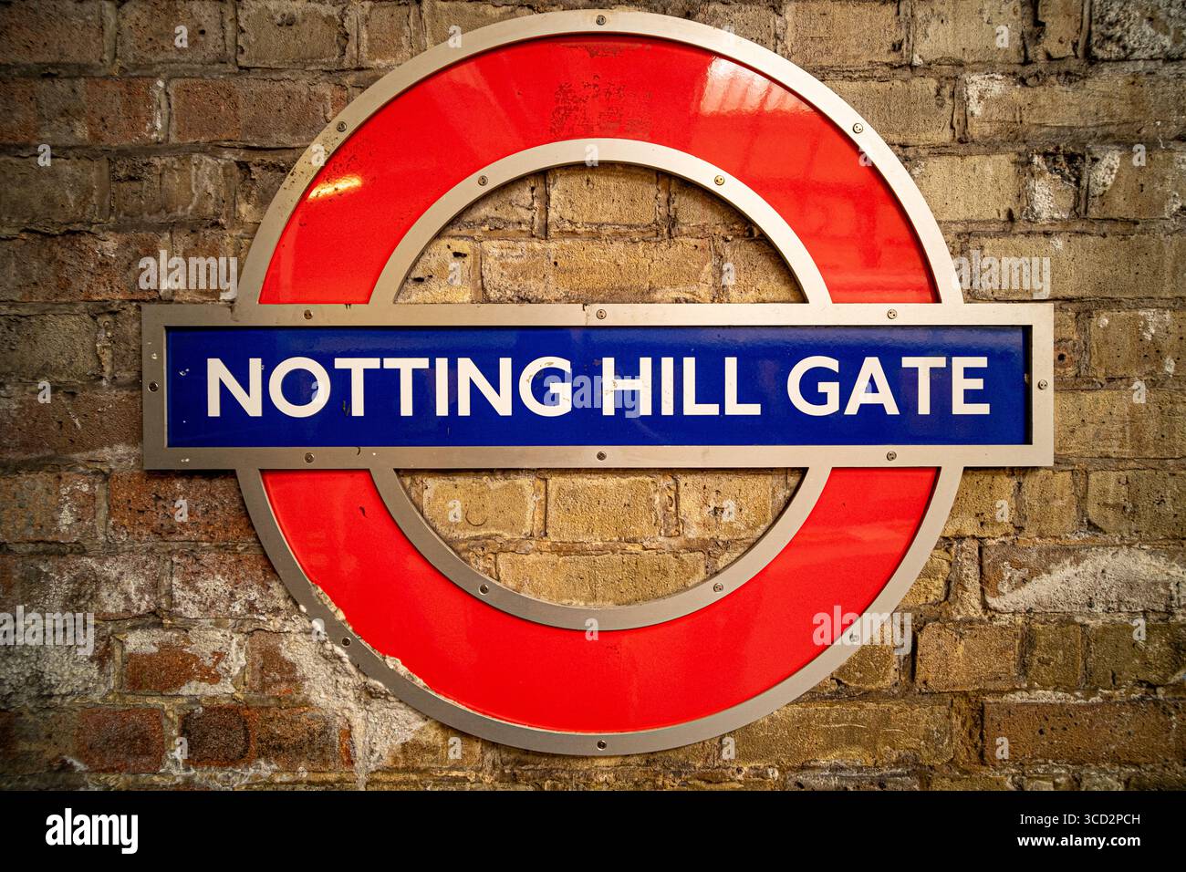 LONDON – 31. JULI 2025: Notting Hill Gate Underground Logo. U-Bahn-Station im Zentrum von West London Stockfoto