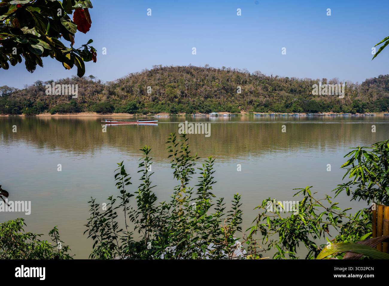 Malerischer Blick auf den Fluss Nam Khan und die bewaldeten Hügel in Luang Prabang, Laos – friedliche Flusslandschaft Stockfoto